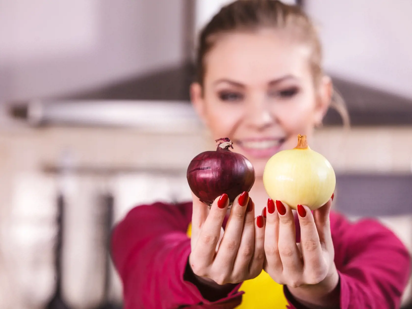 Všetky cibule obsahujú kvercetín, ktorý má protizápalové vlastnosti, píše WebMD. „Pomáha vášmu telu vytvárať vitamín E a chráni ho pred mnohými formami rakoviny. Každá cibuľa má antioxidanty, ale červená a žltá ich má viac ako biela cibuľa," pokračuje zdravotnícky portál.