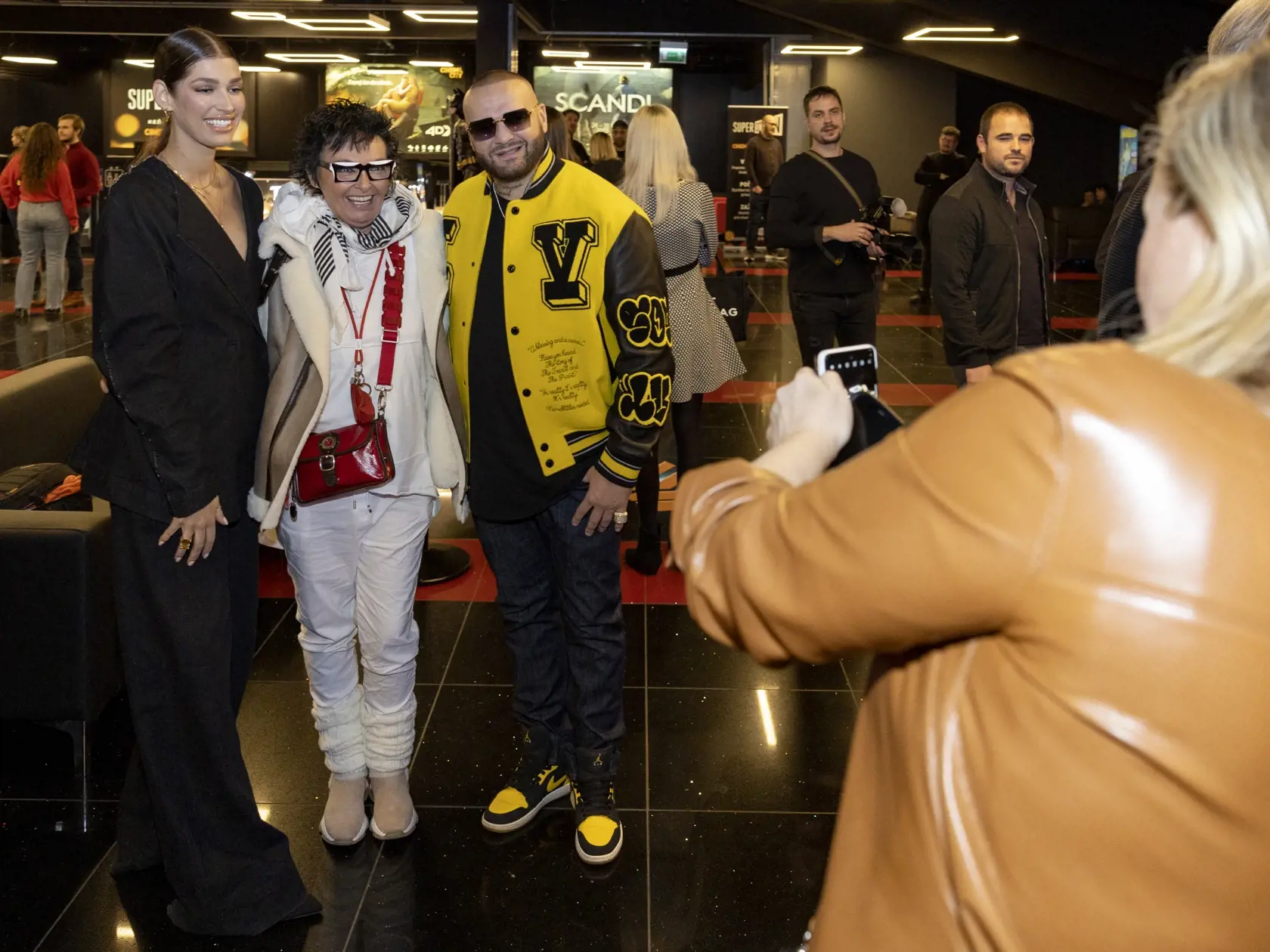 Premiéra filmu Invalid. Na snímke Jasmina Alagič Vrbovská, Patrik Rytmus Vrbovský a bývalá manželka Vila Rozborila.