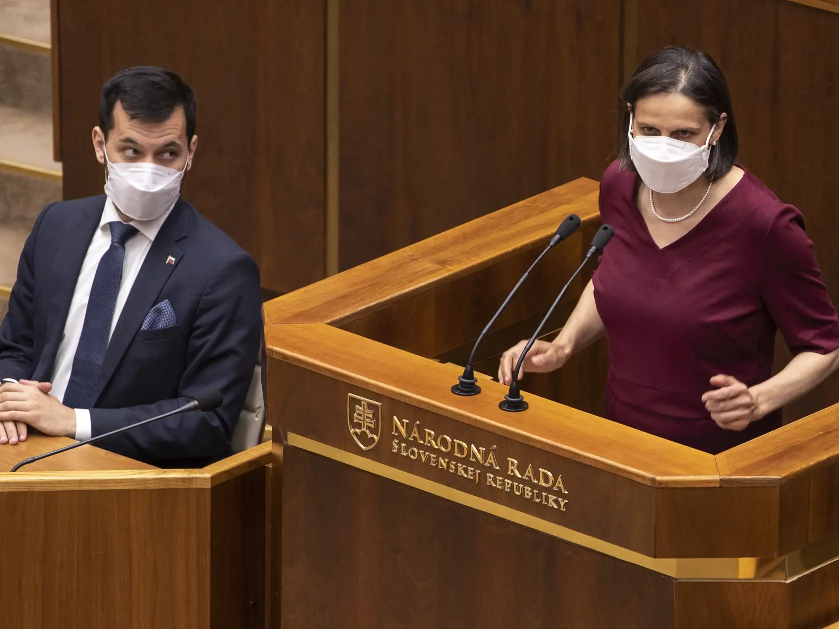 Ministerka spravodlivosti Mária Kolíková čelí dnes odvolávaniu v parlamente. Vedľa nej je jej stranícky kolega Juraj Šeliga.