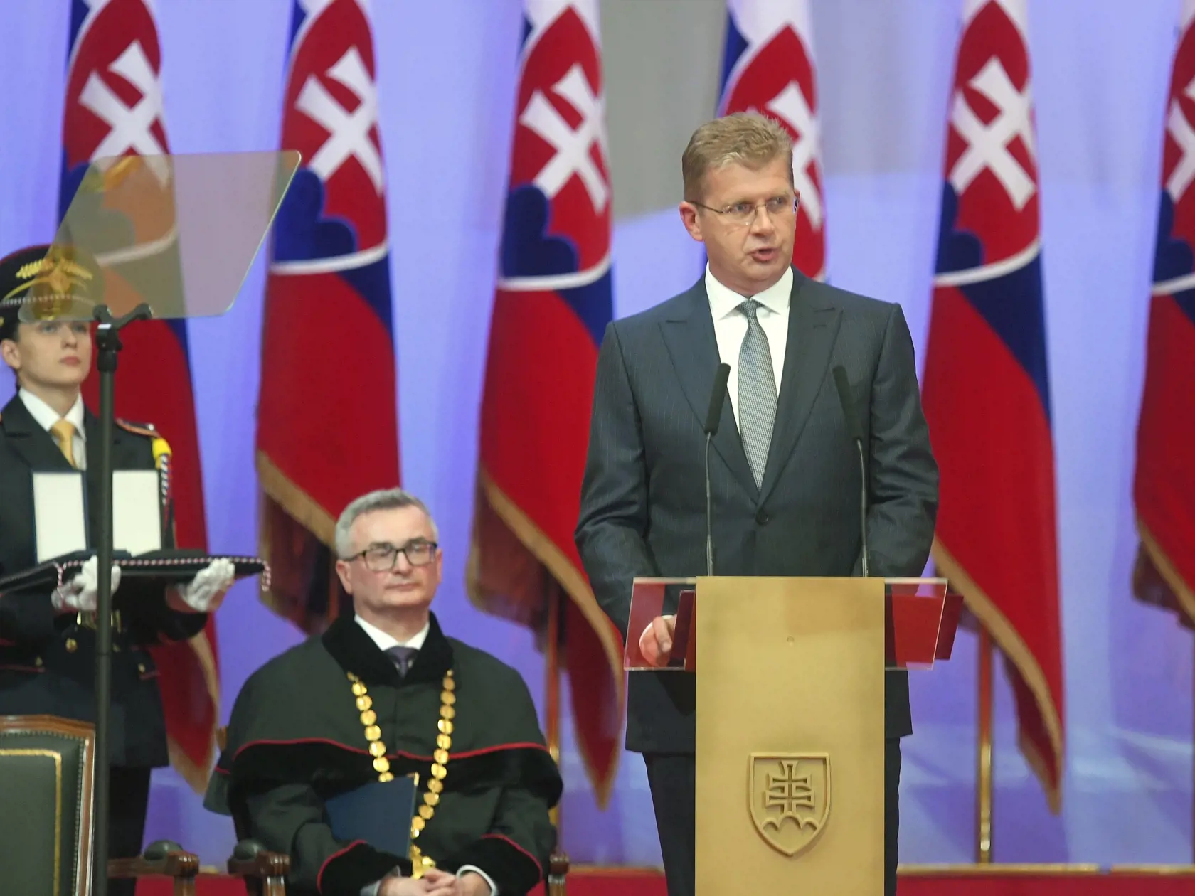Na snímke vpravo podpredseda Národnej rady SR Peter Žiga (Hlas-SD), ktorý je poverený jej vedením, otvára slávnostnú schôdzu NR SR pri príležitosti zloženia sľubu zvoleného prezidenta SR Petra Pellegriniho, uprostred predseda Ústavného súdu SR Ivan Fiačan, v budove Slovenskej filharmónie 15. júna 2024 v Bratislave. FOTO TASR - Michal Svítok 