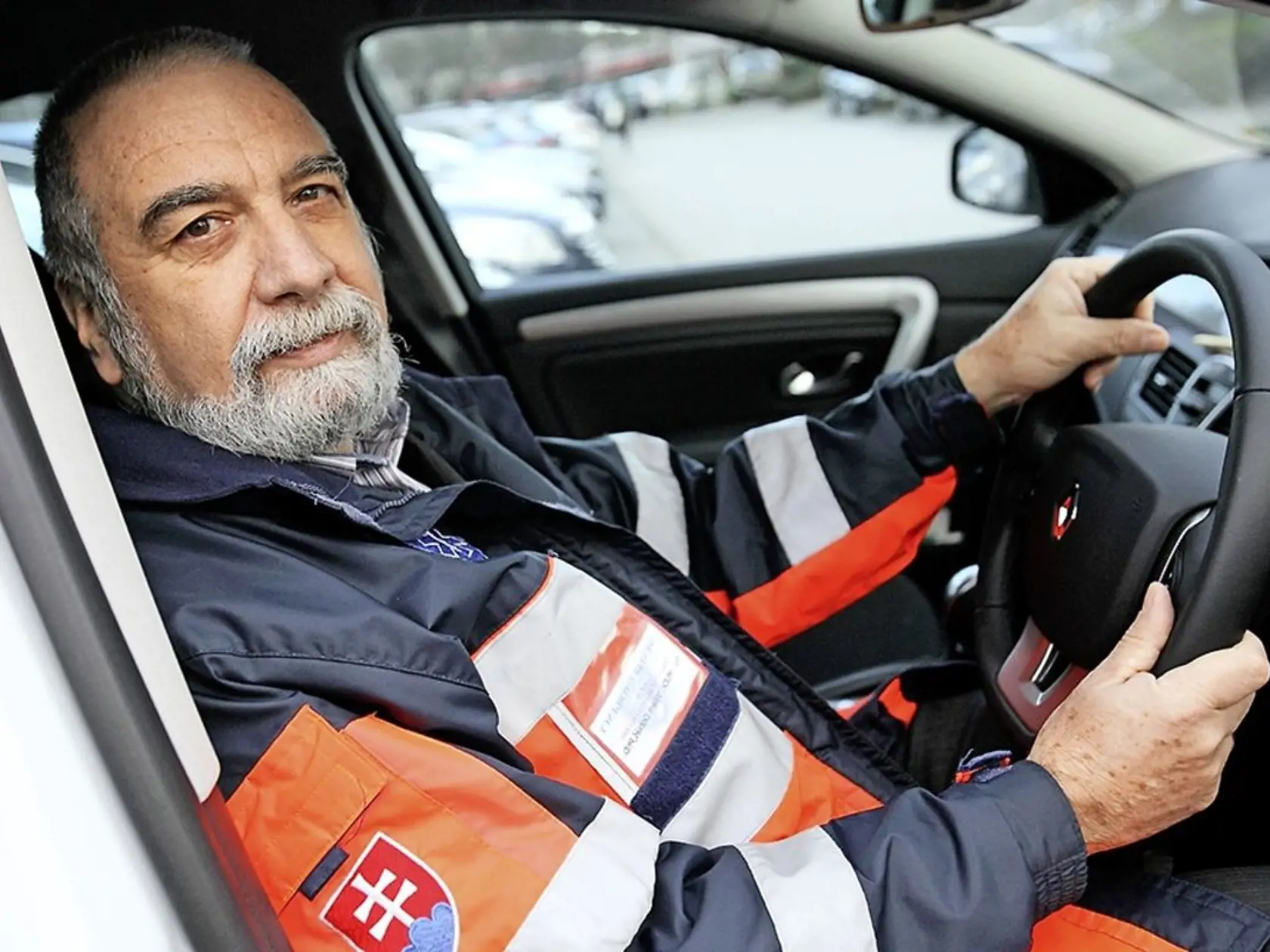 Ľudia si volajú 155-ku, lebo sa im nechce chodiť po doktoroch, hovorí skúsený záchranár Viliam Dobiáš.
