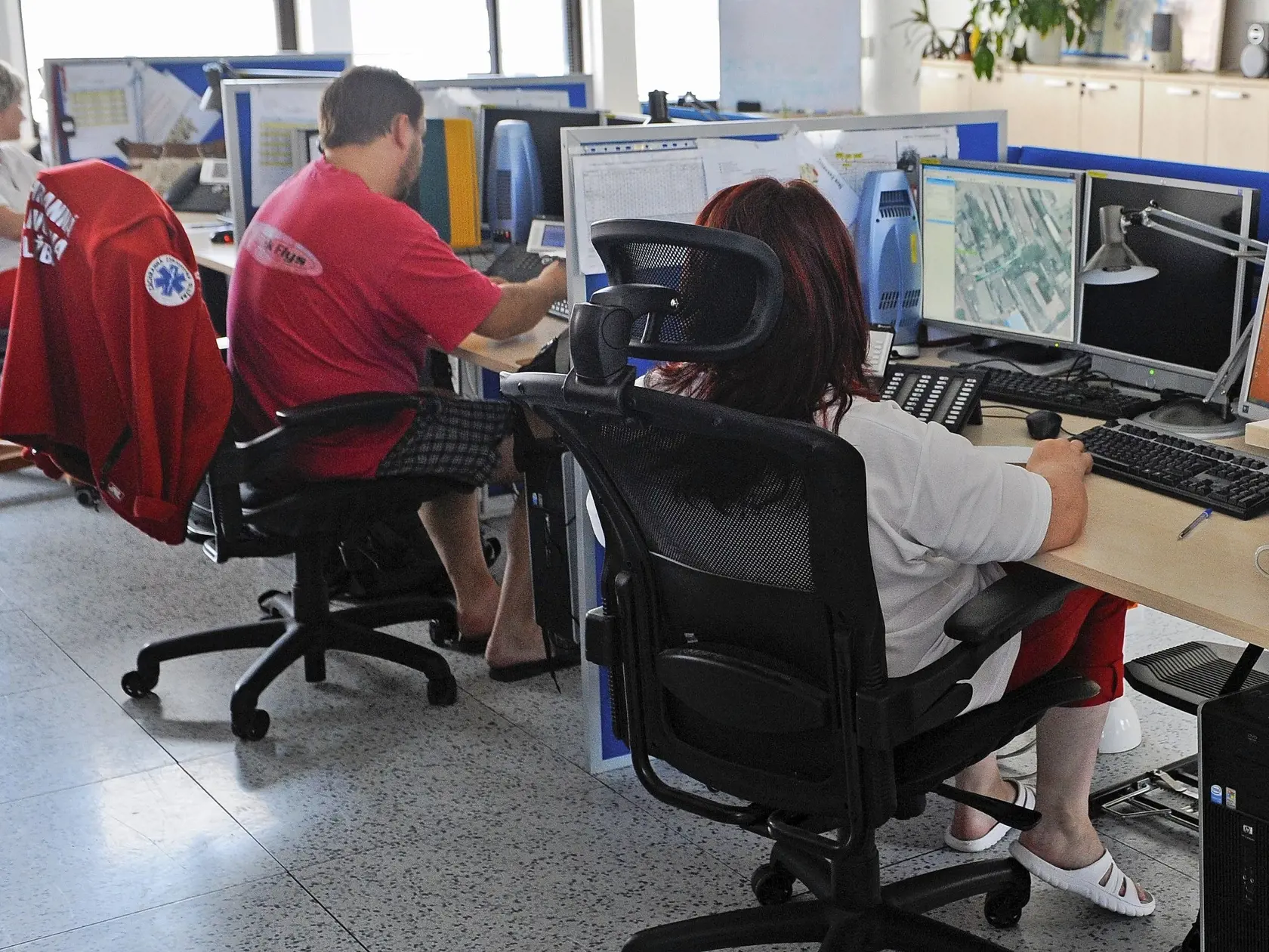 Operátori neposielajú záchranku automaticky každému volajúcemu, napriek tomu dochádza k zneužívaniu.