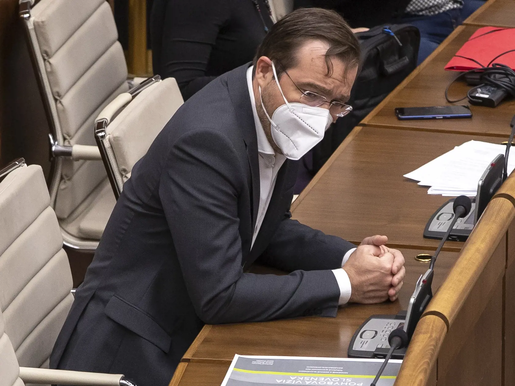 Exminister Marek Krajč na rozdiel od svojich kolegov vyzeral zničene.