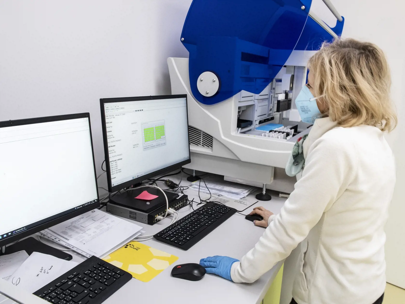 Na snímke laboratórium s prístrojom na zistenie protilátok po prekonaní ochorenia COVID-19 analytickou metódou elisa v priestoroch laboratórnej a diagnostickej spoločnosti Unilabs Slovensko v Bratsialave v pondelok 31. januára 2022. FOTO TASR - Pavel Neubauer