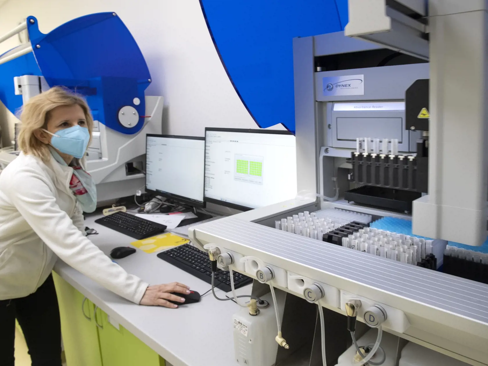 Na snímke laboratórium s prístrojom na zistenie protilátok po prekonaní ochorenia COVID-19 analytickou metódou elisa v priestoroch laboratórnej a diagnostickej spoločnosti Unilabs Slovensko v Bratsialave v pondelok 31. januára 2022. FOTO TASR - Pavel Neubauer