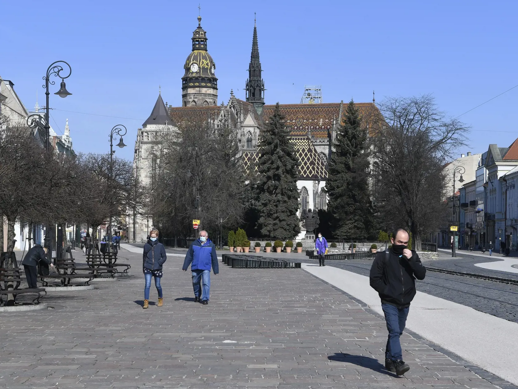 Na snímke takmer vyľudnené centrum Košíc predpoludním na Hlavnej ulici pri Dolnej bráne.
Košice, 16. marca 2020. FOTO TASR – Milan Kapusta
