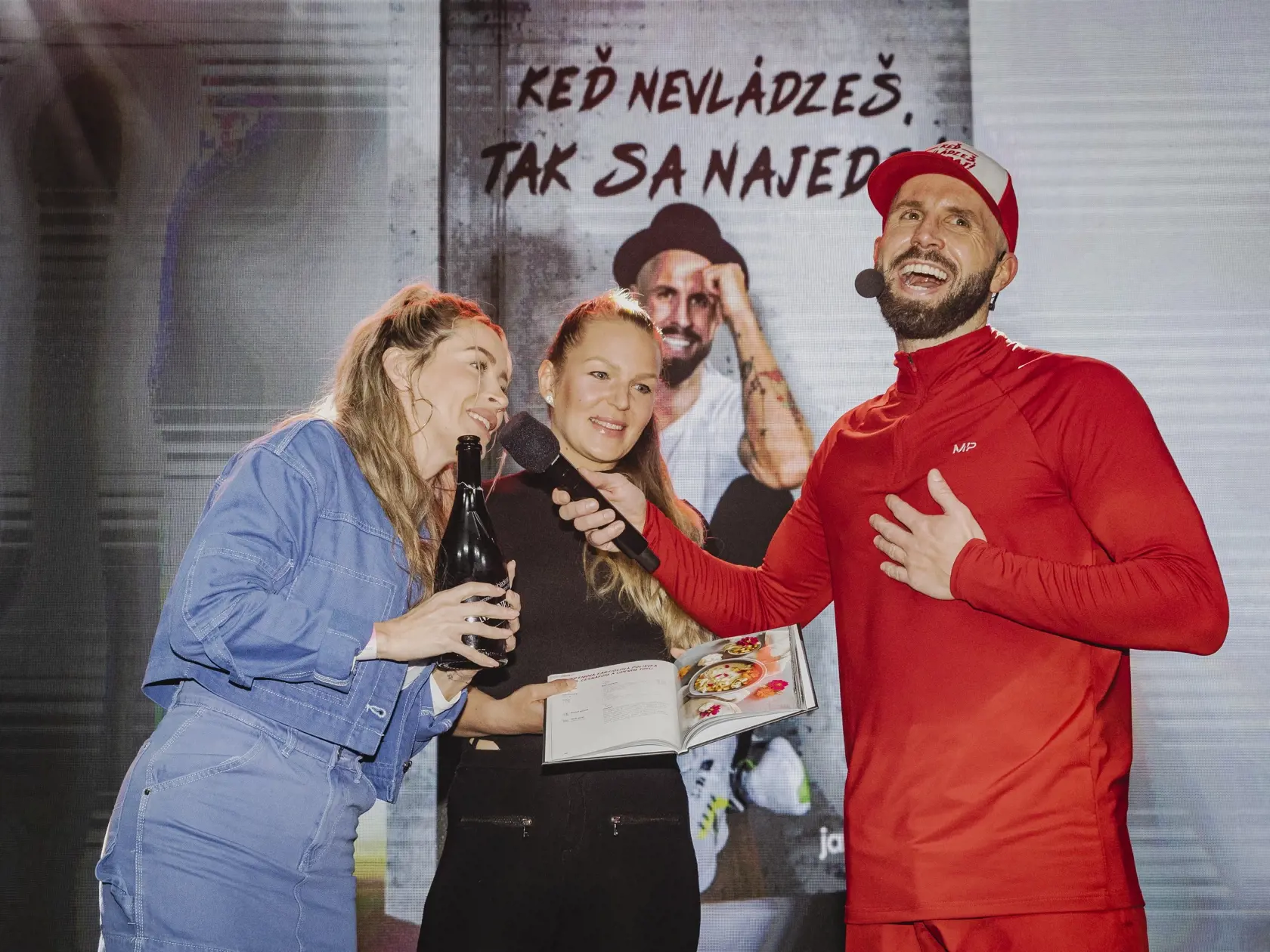 Na snímke Dominika Mirgová a Jany Landl počas benefičného live workoutu a krstu knihy vegánskych receptov „Keď nevládzeš, tak sa najedz“