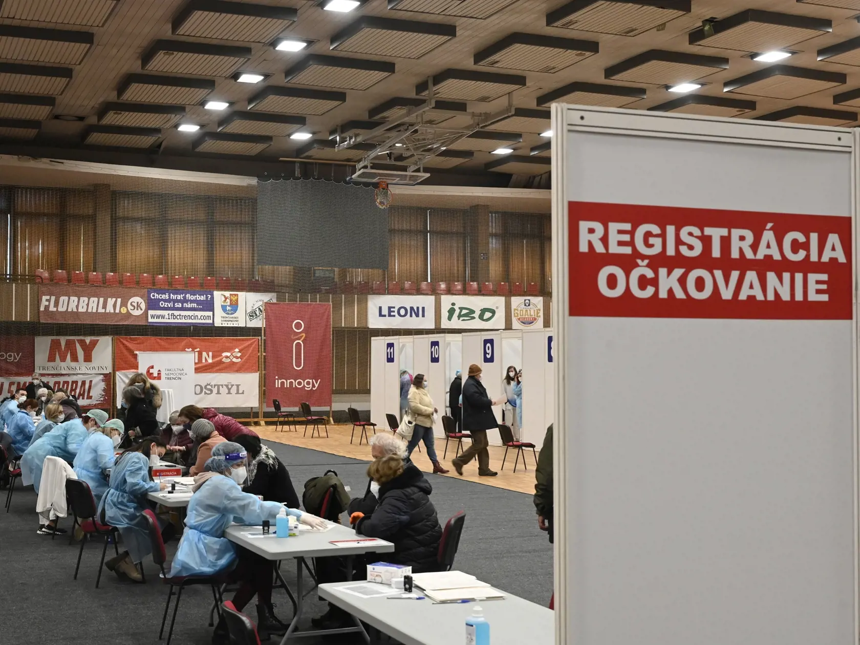 Fakultná nemocnica v Trenčíne v spolupráci s mestom Trenčín pripravila jednorazovú akciu s cieľom zaočkovať proti koronavírusu čo najväčší počet osôb v trenčianskom kraji vo veku nad 75 rokov. Pre veľký záujem tak v priebehu dňa plánujú zaočkovať 1500 objednaných seniorov, zdravotníkov a ďalších ľudí, pre ktorých je registrácia na očkovanie otvorená. Na snímke registrácia ľudí prichádzajúcich na očkovanie v športovej hale 6. februára 2021 v Trenčíne. FOTO TASR - Radovan Stoklasa 