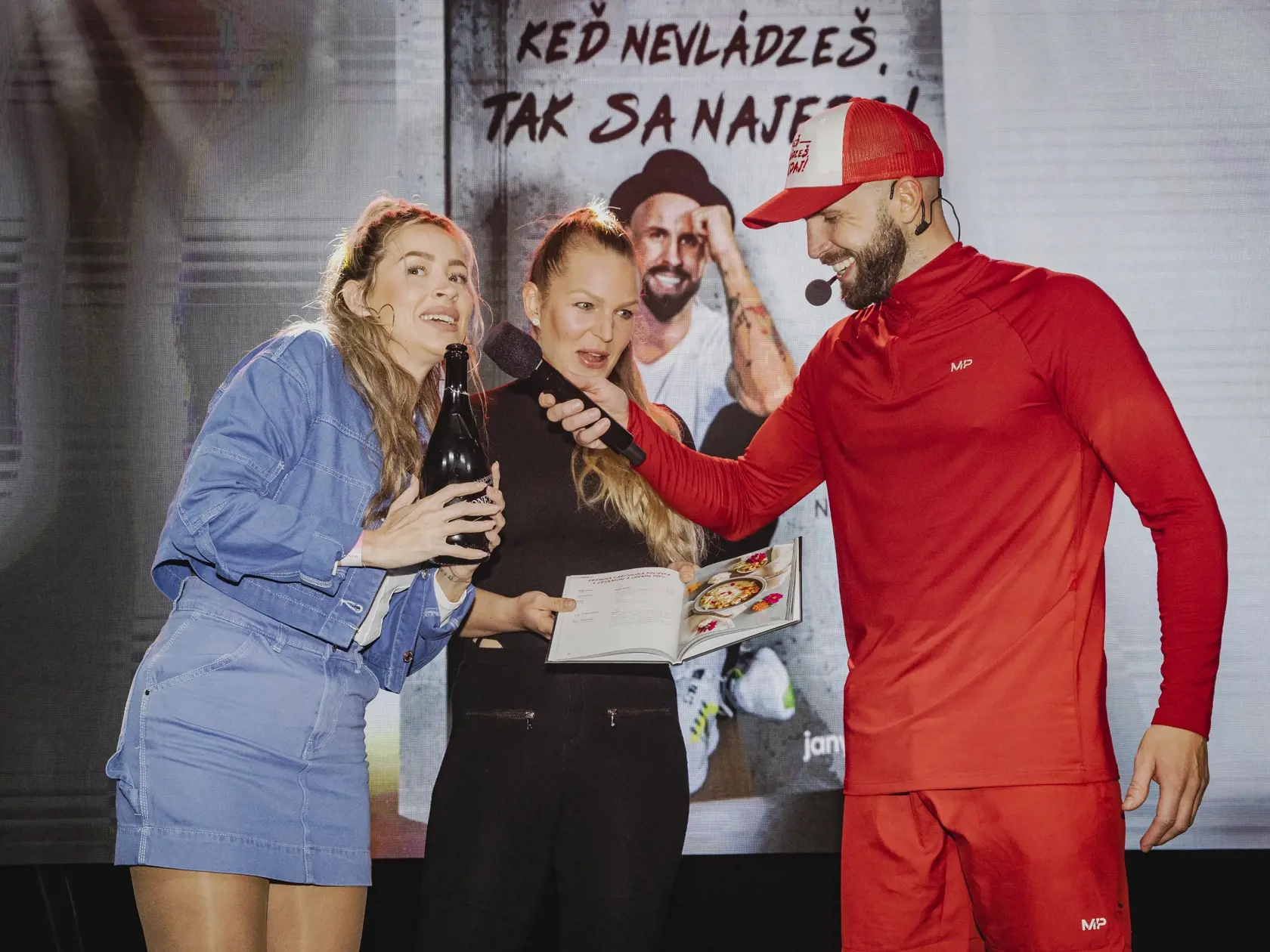 Na snímke Dominika Mirgová a Jany Landl počas benefičného live workoutu a krstu knihy vegánskych receptov „Keď nevládzeš, tak sa najedz“
