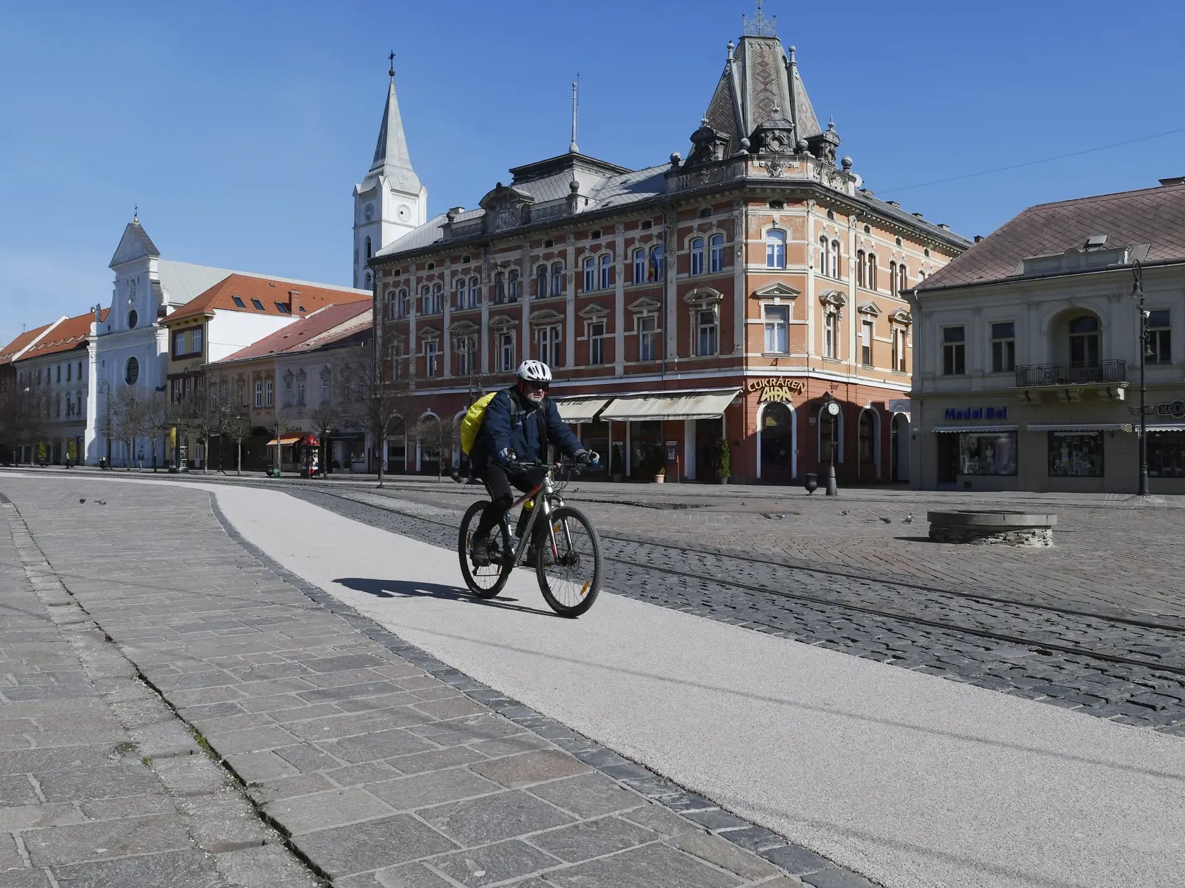 Na snímke takmer vyľudnené centrum Košíc predpoludním na Hlavnej ulici. Košice, 16. marca 2020. FOTO TASR – Milan Kapusta
