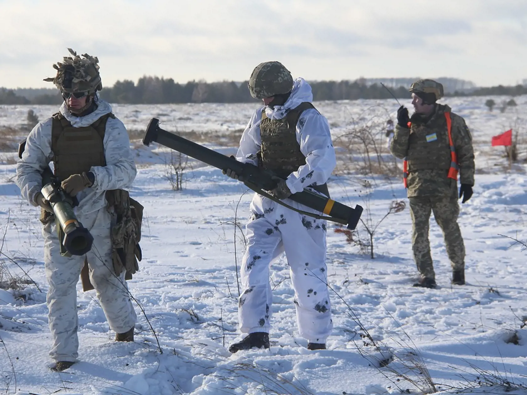 JB 29 Ľvov - Ukrajinskí vojaci trénujú použitie raketovej munície (SMAW-D) na vojenskej tréningovej základni Javoriv pri Ľvove na západe Ukrajiny 30. januára 2022. Hromadenie ruských vojsk v blízkosti ukrajinských hraníc a obavy Západu z prípadnej ruskej invázie na Ukrajinu boli témami pondelkového zasadnutia Bezpečnostnej rady Organizácie Spojených národov (BR OSN) v New Yorku. Americká veľvyslankyňa pri OSN Linda Thomasová-Greenfieldová obvinila Moskvu, že v priebehu niekoľkých týždňov plánuje