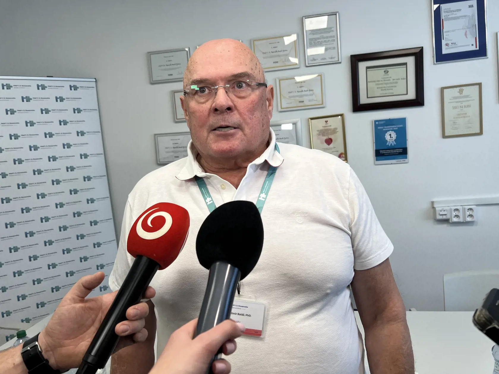 „S tromi robotickými systémami sme schopní vykonávať operácie naraz na troch operačných sálach v troch rôznych odbornostiach. To znamená lepšiu dostupnosť šetrnej chirurgickej liečby a rozšírenie spektra vykonávaných zákrokov,“ uviedol Vladimír Baláž, vedúci Centra robotickej chirurgie.
