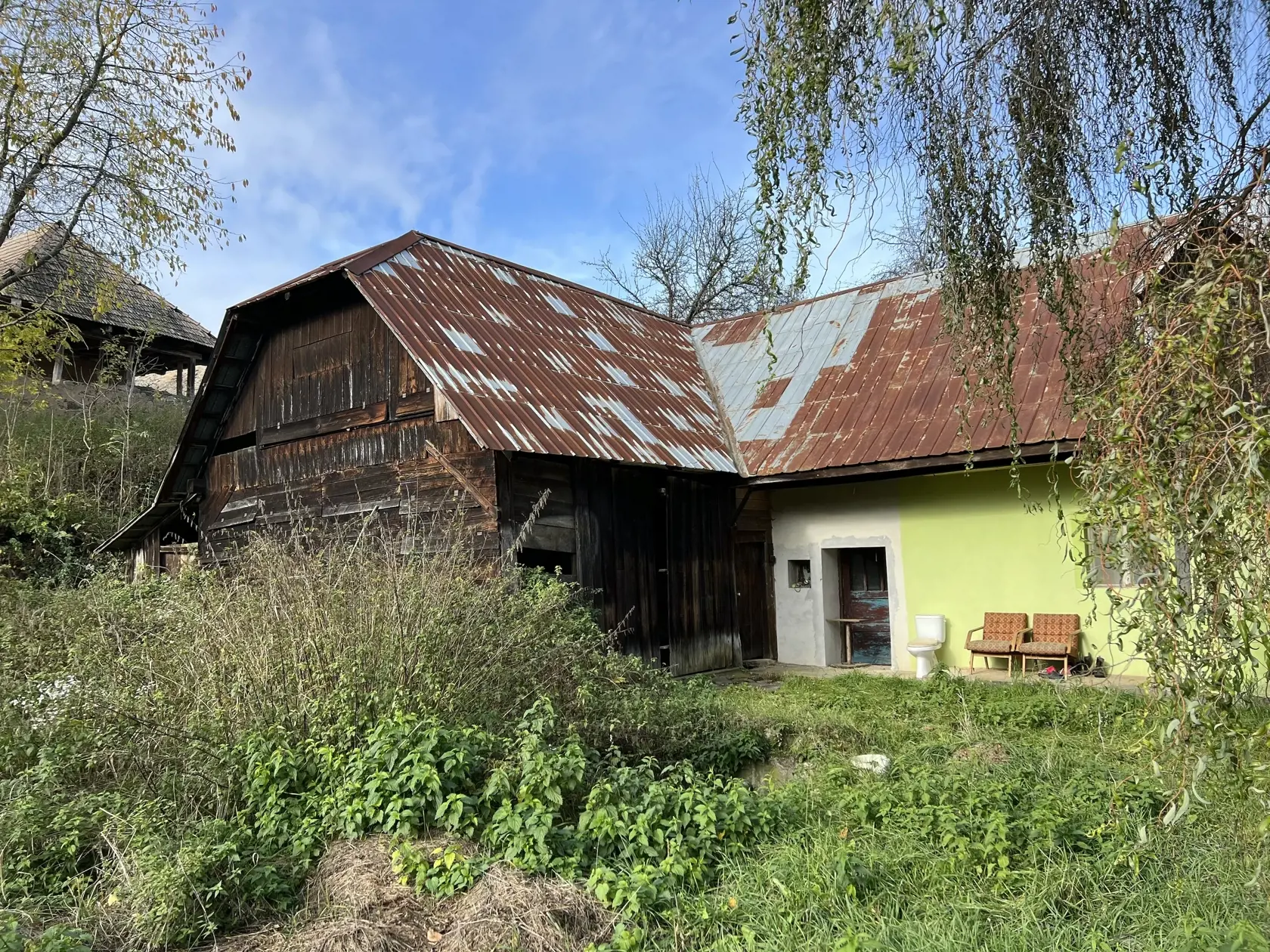 V tejto stodole našiel sused obesenú Viktóriu.