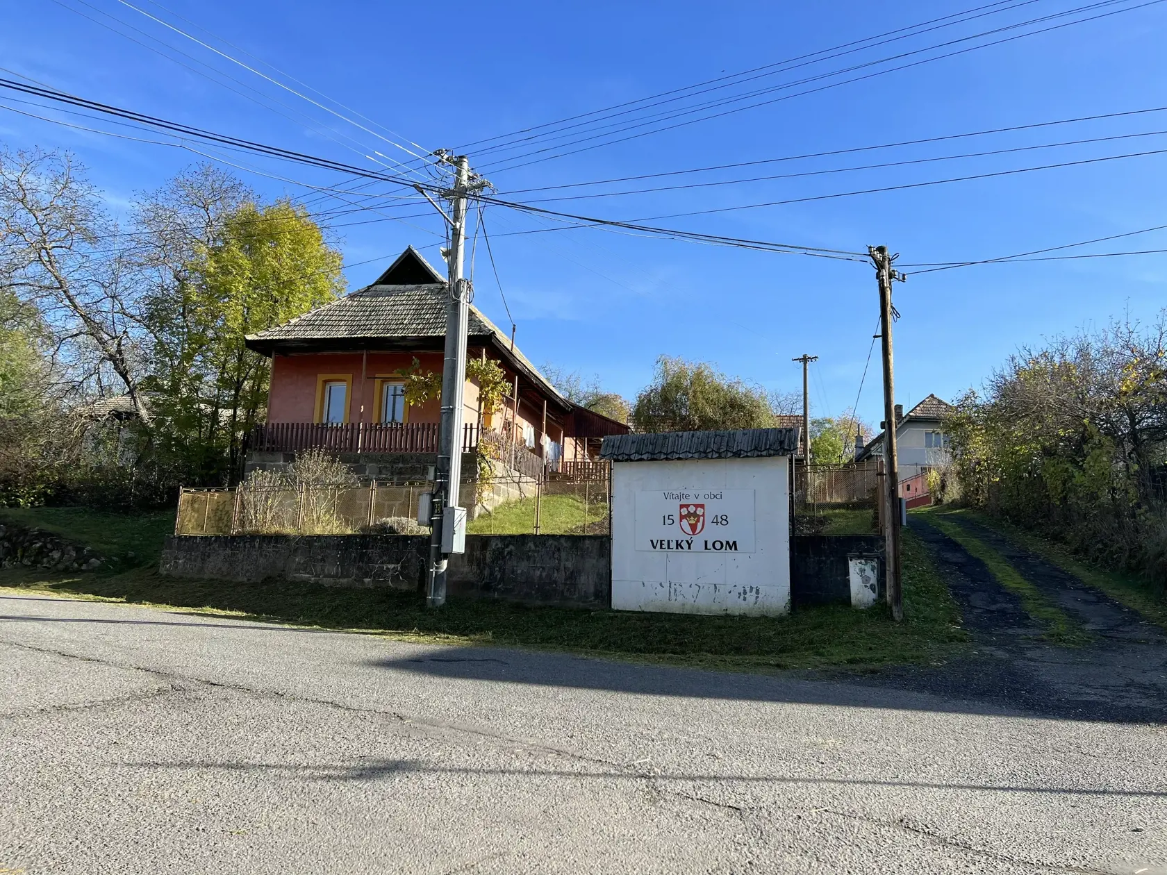 Susedia ju našli obesenú. Najsmutnejšie je však to, že tesne predtým mala sama zavraždiť svoju, ani nie ročnú dcérku Emmu.