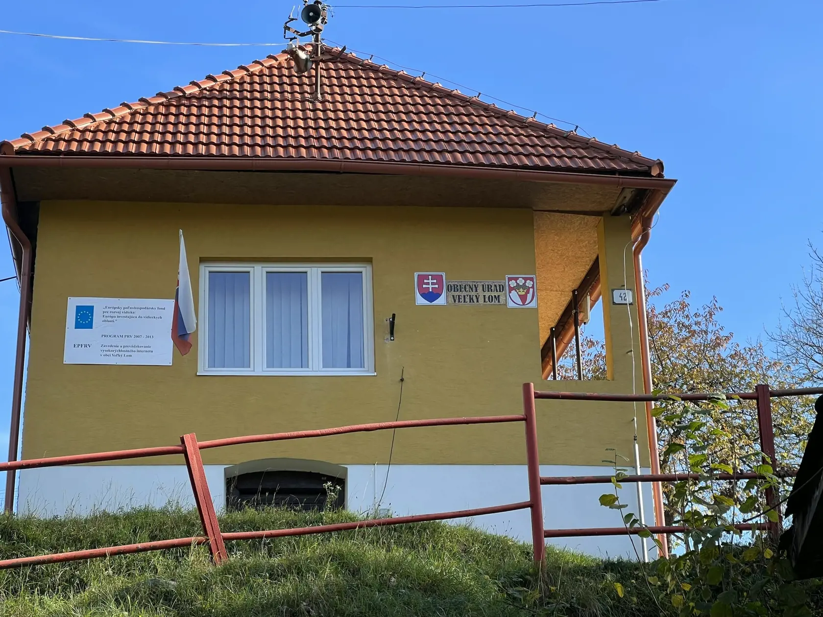 V tejto tragickej veci sme oslovili aj starostu obce Michala Minára, ktorý sa ale odmietol vyjadriť. "Polícia mi nedala ešte žiadne stanovisko, nejdem sa k tomu vôbec vyjadrovať" odbil nás.