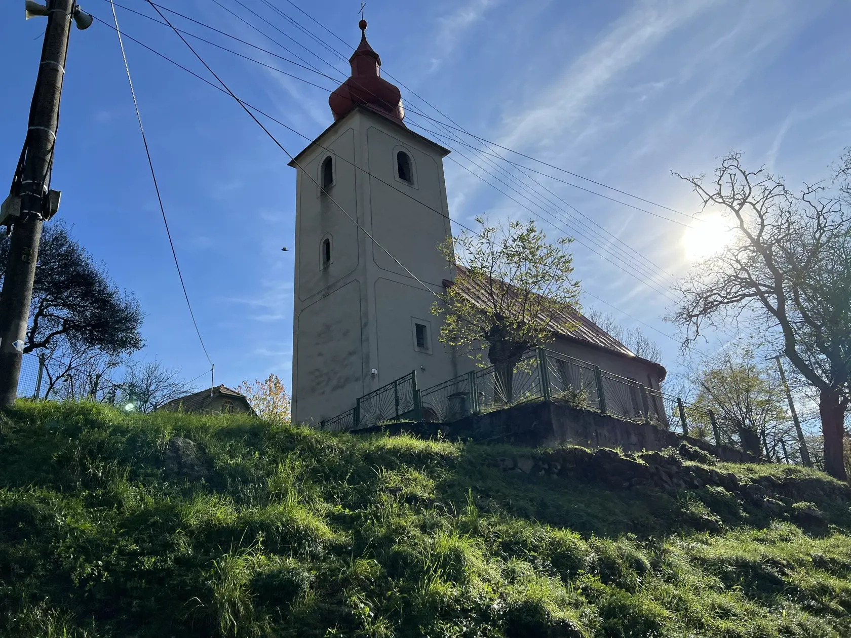 Mladá dievčina Viktória z Veľkého Krtíša, ktorej rodina vlastní rodinný dom v tejto dedinke, si mala siahnuť na život práve v stodole pri dome.