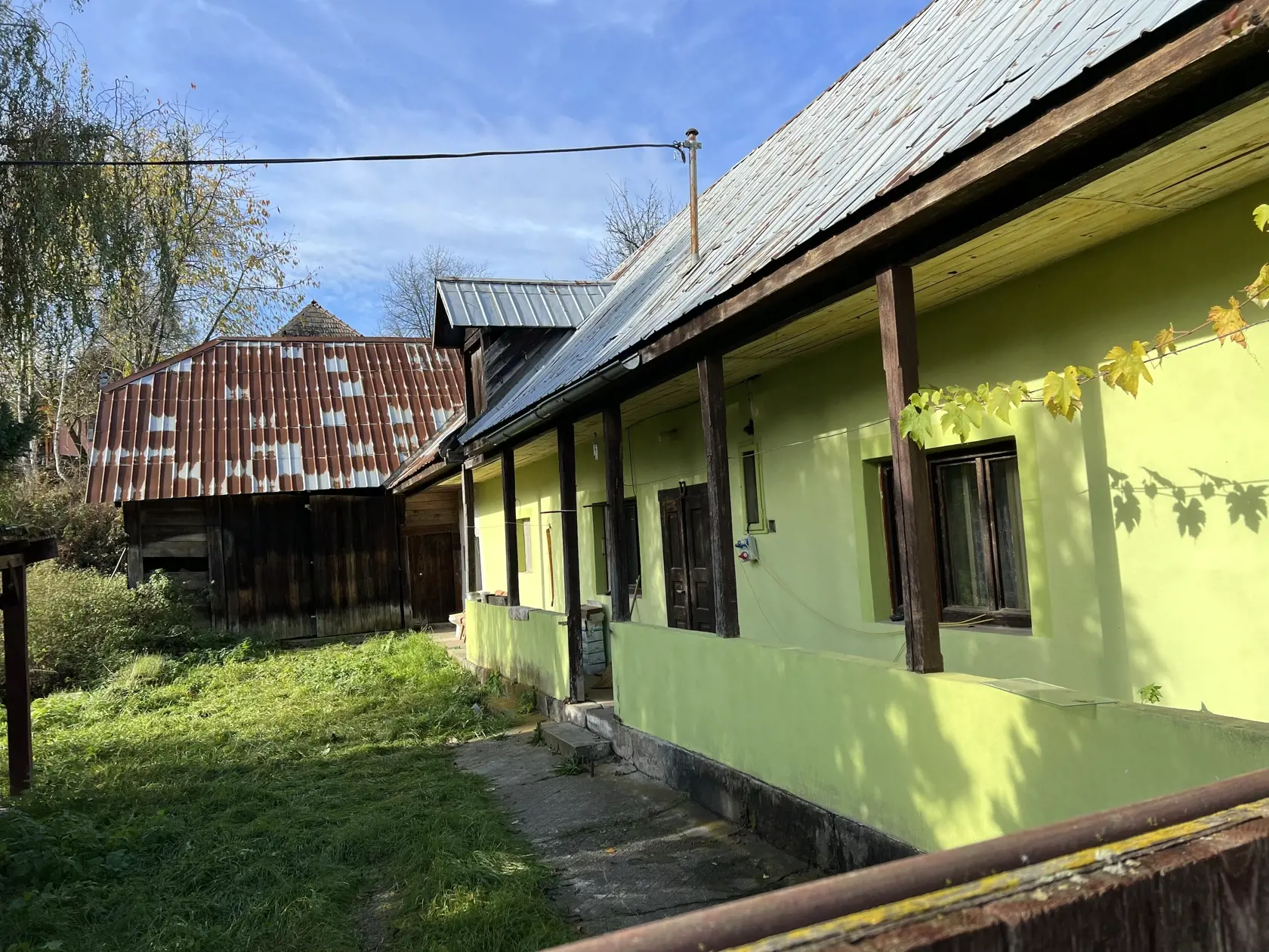 “Tesne predtým napísala správu svojej mame, že sa ide obesiť. Snažila sa tomu zabrániť, volala aj nám. V stredu večer sem na dom prišla Viktória taxíkom, no a urobila to. Na pajte boli pootvorené dvere, zasvietil som tam baterkou a videl som ju tam visieť. Mala rozpustené vlasy, bola vychudnutá, mala asi 45 kg. Dcéru mala zadusiť, jej telo bolo obviazané tak, aby sa nemohla nadýchnuť,” povedal nám smutne sused.