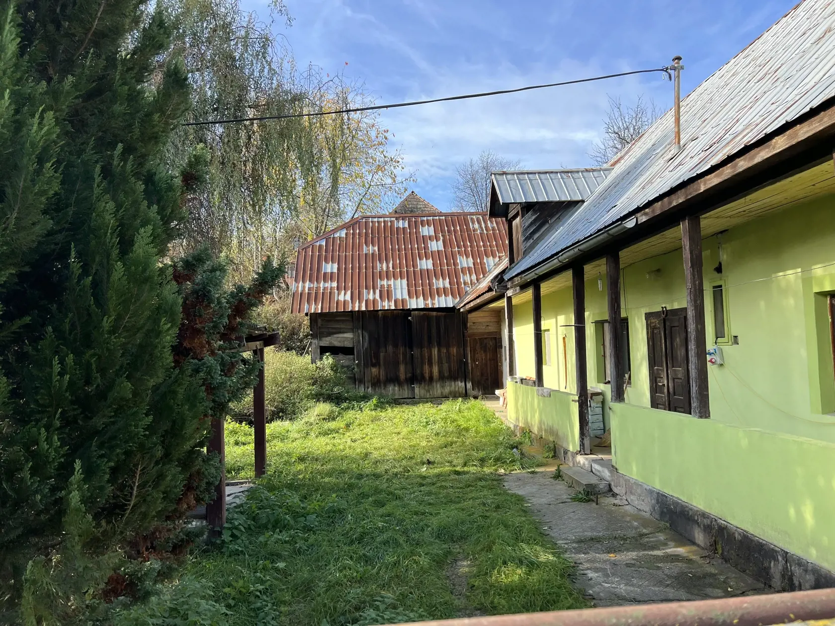 “Bývali vo Veľkom Krtíši, sem na dom chodievali len ako na chatu. Postupne si dom prerábali, asi tu chceli bývať. Radoslav bol veľmi zručný, pomáhal aj mne na dome občas. 3. mája som ho tu však našiel obeseného, mal psychické problémy, aj ich riešil u odborníka. Rovnako aj ona, no neriešila to, upozorňoval som aj jej mamu, že by mala,” povedal nám na mieste starší sused, ktorý býva hneď vedľa.