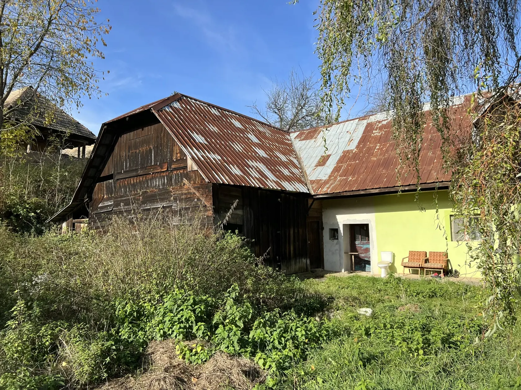 V stredu (8.11.) v podvečerných hodinách došlo v malej dedinke Veľký Lom (okr. Veľký Krtíš) k mimoriadnej rodinnej tragédii. Mladá mamička Viktória sa mala obesiť, no ešte predtým mala usmrtiť svoje, ani nie ročné dieťatko.