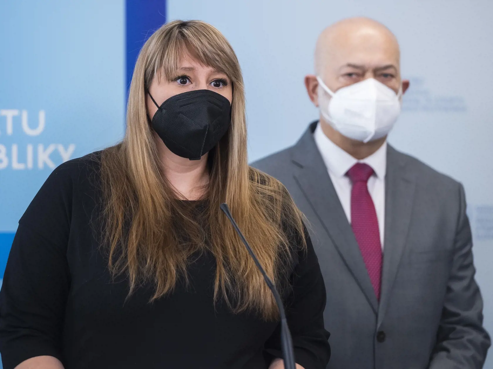 Na snímke zľava štátna tajomníčka Ministerstva školstva, vedy, výskumu a športu SR pre inklúziu, národnostné školstvo a celoživotné vzdelávanie Svetlana Síthová  a splnomocnenec Vlády SR pre rómske komunity Ján Hero počas tlačovej konferencie ku kompenzácii poplatkov za Školský klub detí pre sociálne znevýhodnené deti v Bratislave 11. januára 2022. FOTO TASR - Jaroslav Novák