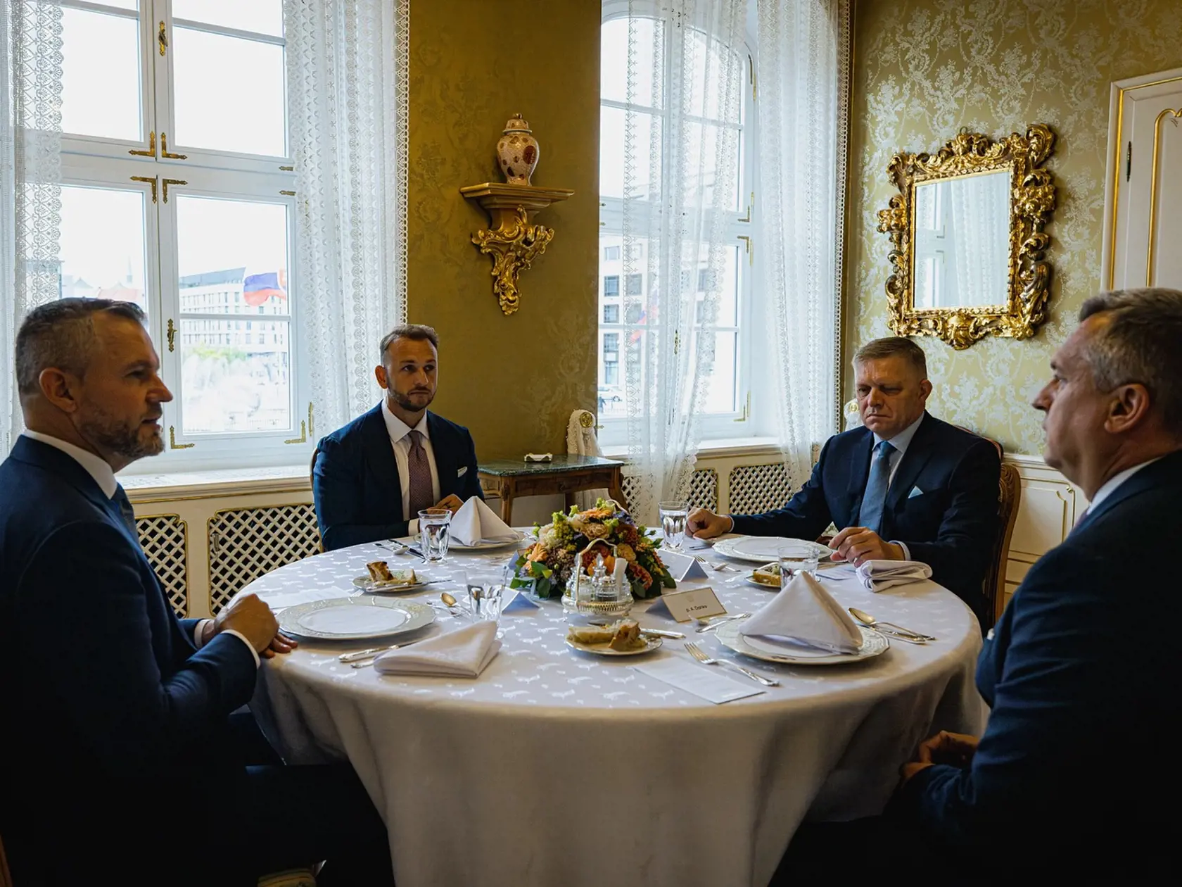 Obed koaličných lídrov u prezidnta Petra pellegriniho