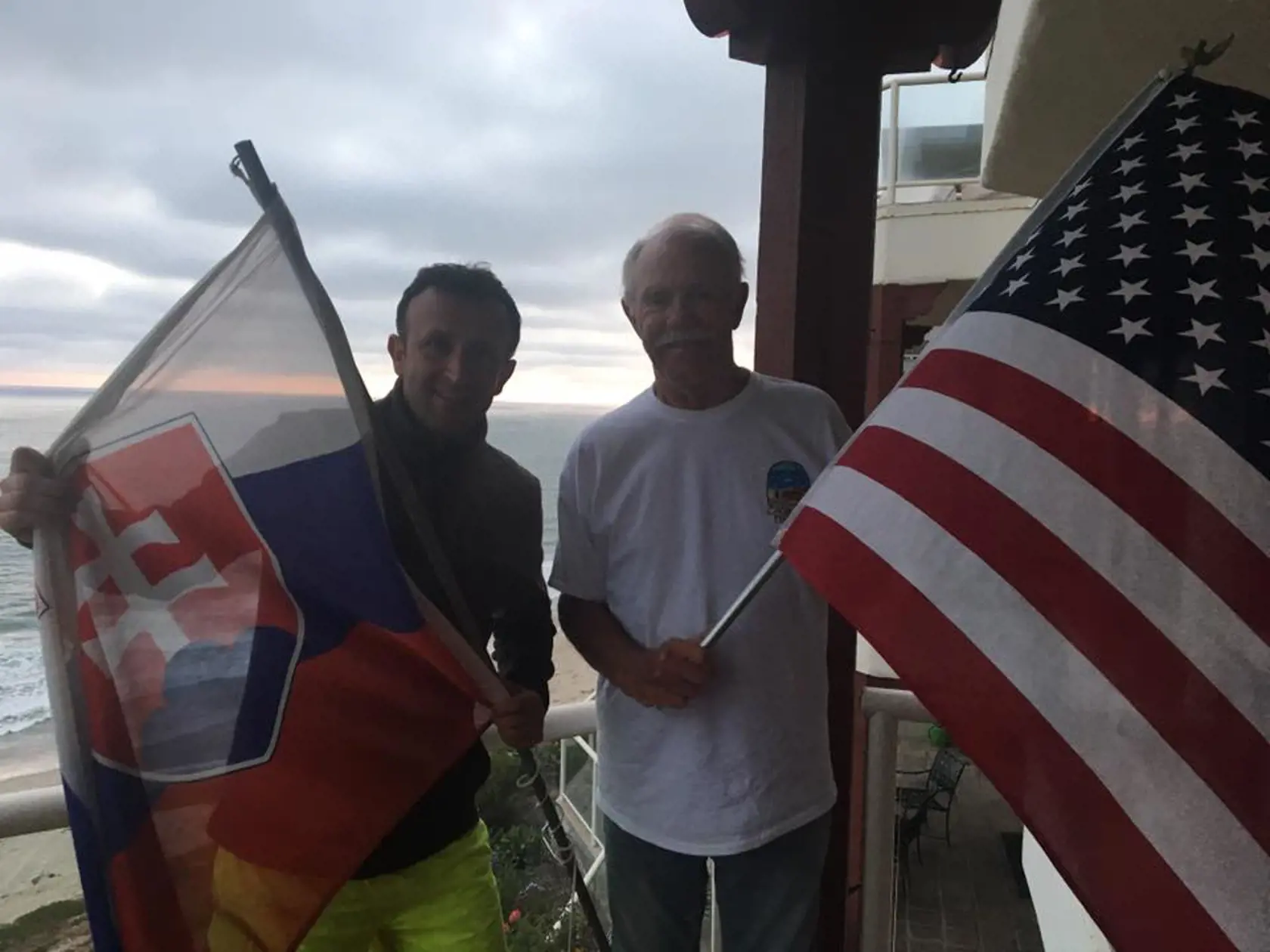 Po vzore Američanov vyvesil Ondrej každé ráno pred domom slovenskú vlajku.