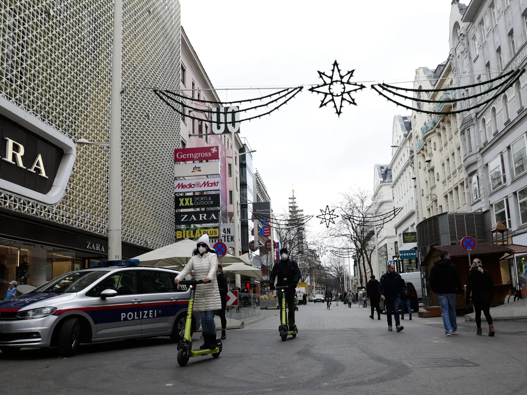 JB 21 Viedeň - Policajné auto stojí na obchodnej ulici Marienhilfer Strasse vo Viedni 19. novembra 2021. Rakúsko od pondelka zavedie celoštátny lockdown a od februára bude vyžadovať povinné očkovanie proti COVID-19. V piatok to vyhlásil kancelár Alexander Schallenberg. Lockdown by mal trvať maximálne 20 dní s prehodnotením situácie po desiatich dňoch. Informovali o tom agentúry APA a DPA.     Konzervatívny kancelár Schallenberg nové opatrenia oznámil v piatok predpoludním počas tlačovej konferen