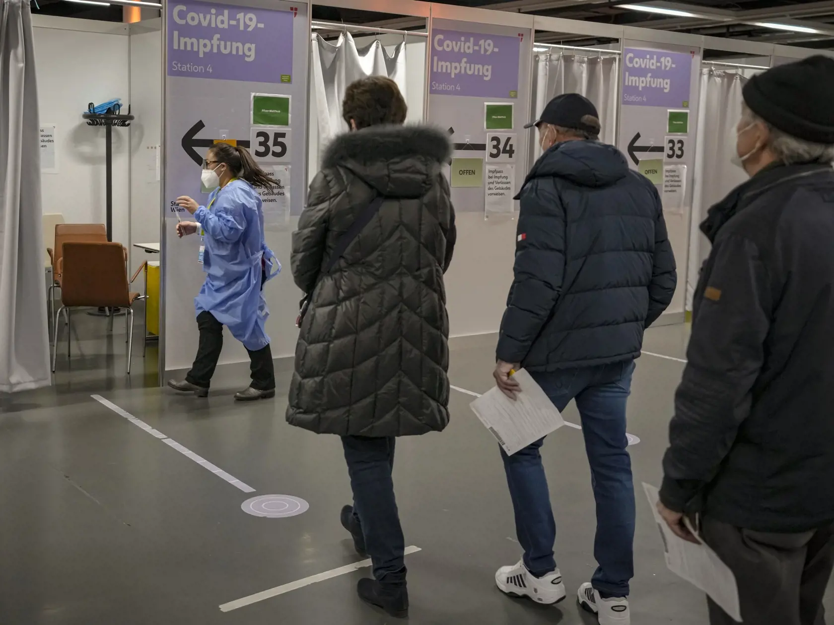 JB 39 Viedeň - Ľudia čakajú v rade na očkovanie vakcínami proti ochoreniu COVID-19 vo vakcinačnom centre vo Viedni 22. novembra 2021. Rakúsko od pondelka zaviedlo celoštátny lockdown a od februára bude vyžadovať povinné očkovanie proti COVID-19. V piatok to vyhlásil kancelár Alexander Schallenberg. Lockdown by mal trvať maximálne 20 dní s prehodnotením situácie po desiatich dňoch. Informovali o tom agentúry APA a DPA. FOTO TASR/AP
 
People wait to get COVID-19 vaccines in Vienna, Austria, Monday