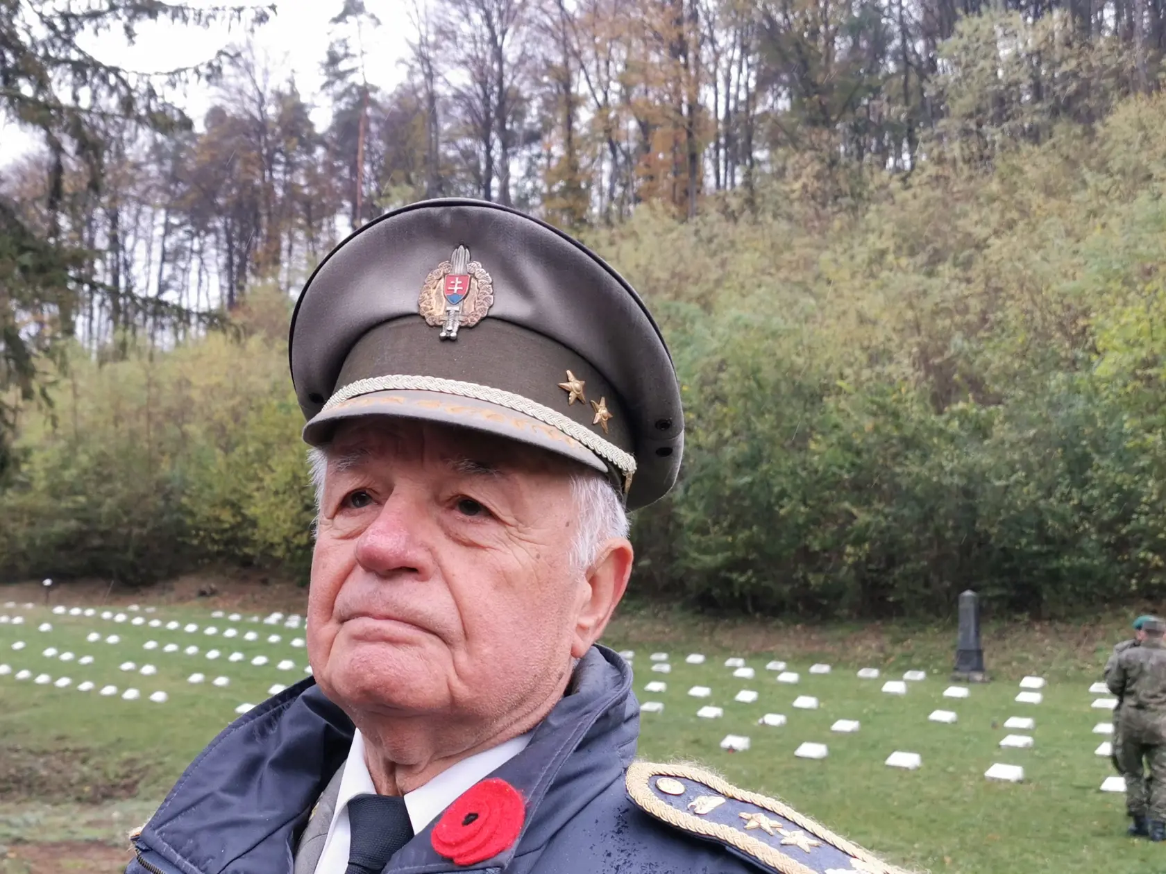 Generál Svetozár Naďovič hovorí, že je hrdý na klub generálov a predovšetkým na P. Honzeka, ktorý sa pričinil o obnovu cintorína. „Je dobre, že to nakoniec aj generáli dokázali, je to úžasná úcta všetkým týmto padlým a zomretým. Bolo ich vyše sedemsto. Som dojatý,“ povedal S. Naďovič.