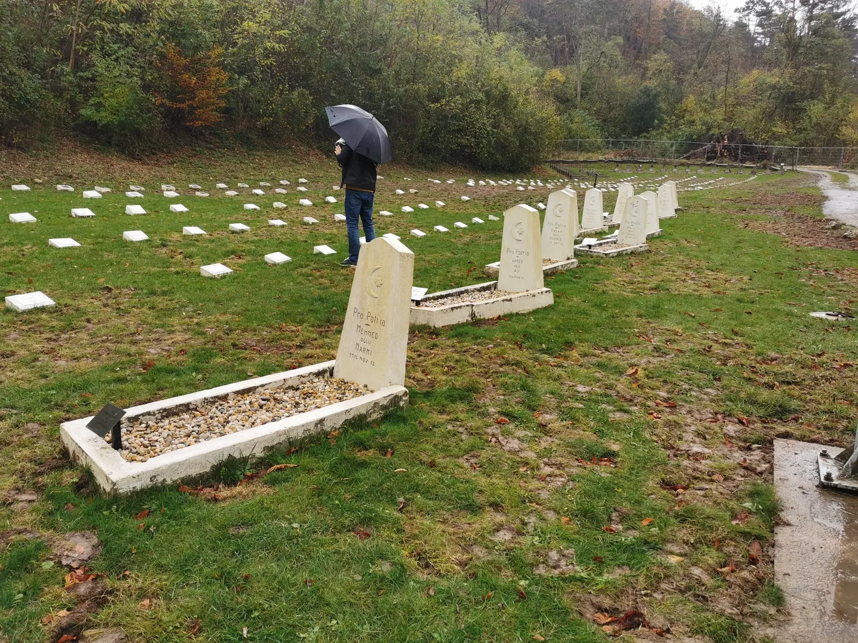 Na cintorín pustili ľudí pri príležitosti ukončenia 1. svetovej vojny. V Zábraní odpočívajú Slováci, Česi, Rusi, Maďari, Rumuni, Poliaci, Rakúšania, Taliani, Nemci aj Turci.