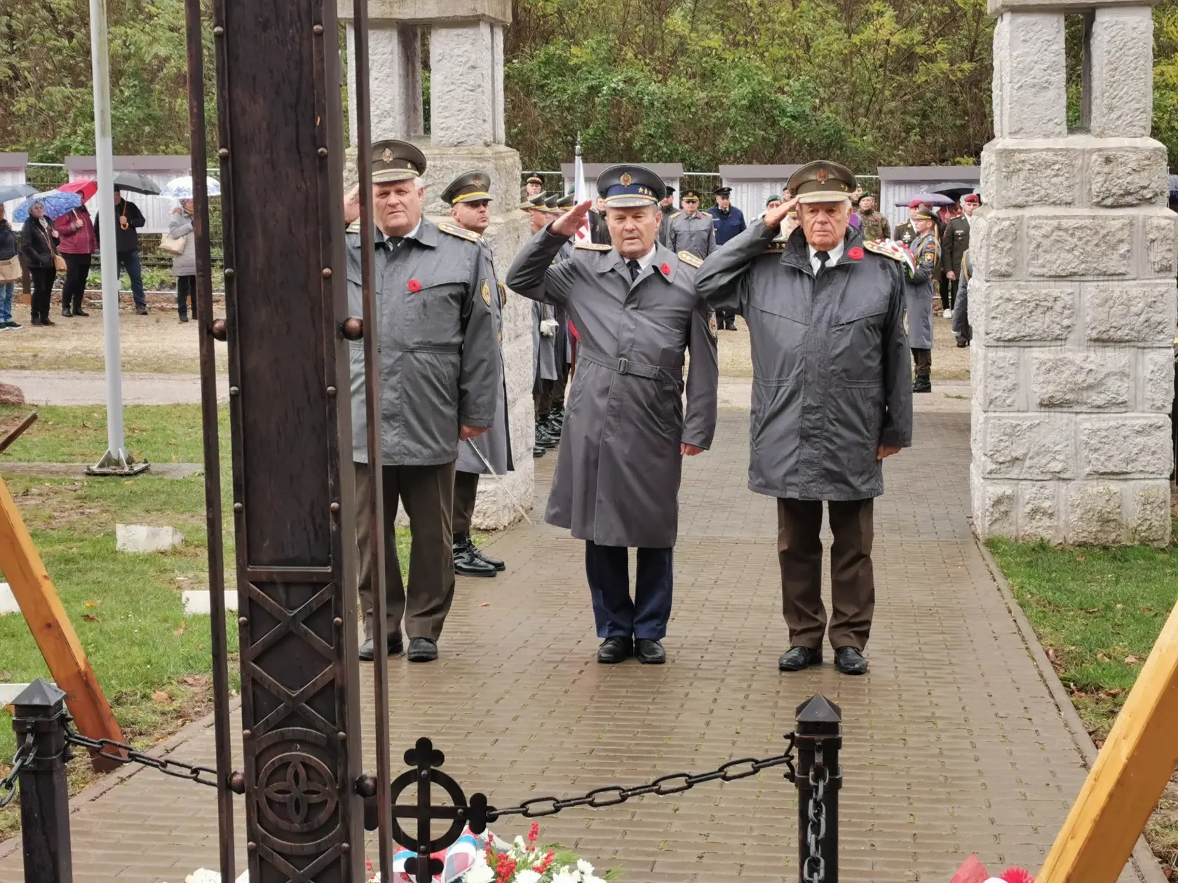 Dôvodom, prečo v Trenčíne založili vojnový cintorín bolo, že sa tu nachádzala jedna z nemocníc, kam privážali zranených vojakov z bojísk.