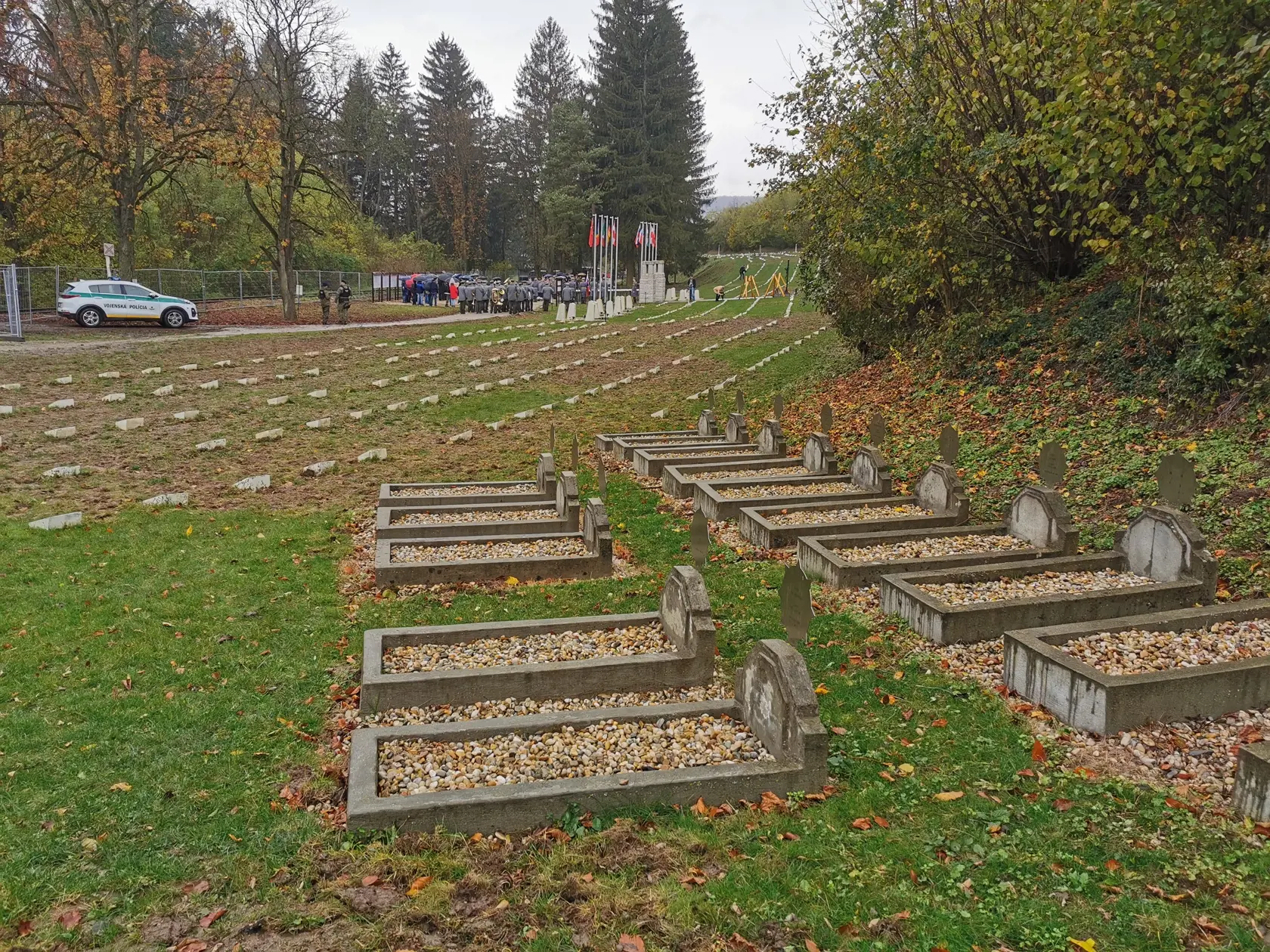 Bežní ľudia sem nemajú prístup pretože miesto posledného odpočinku sa nachádza v prísne stráženom vojenskom objekte. Cintorín sprístupnili v piatok len na jediný deň v roku.