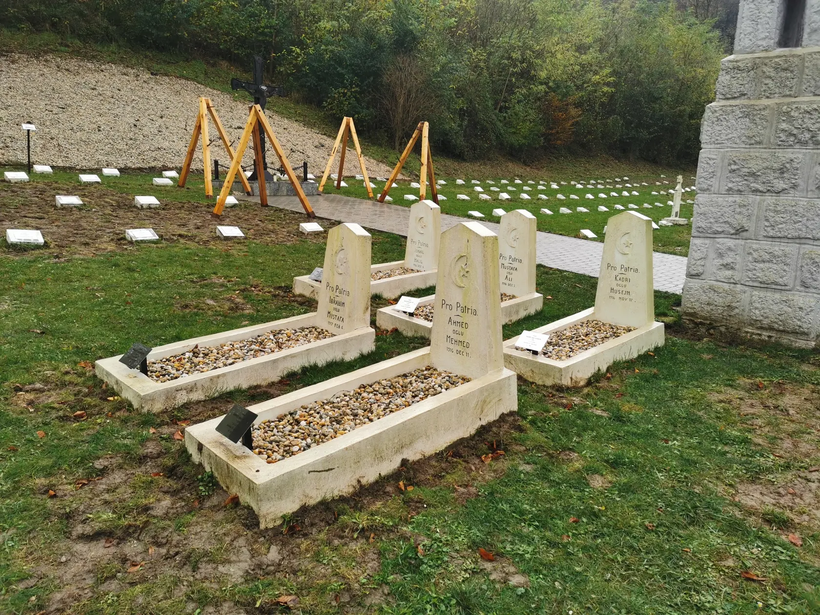 Medzi hrobmi sú aj hroby tureckých vojakov.