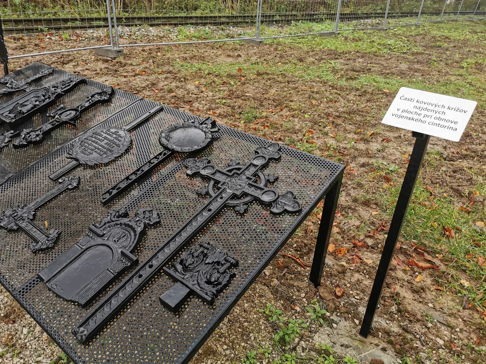 Pri skrášľovaní cintorína našli aj časti kovových krížov.