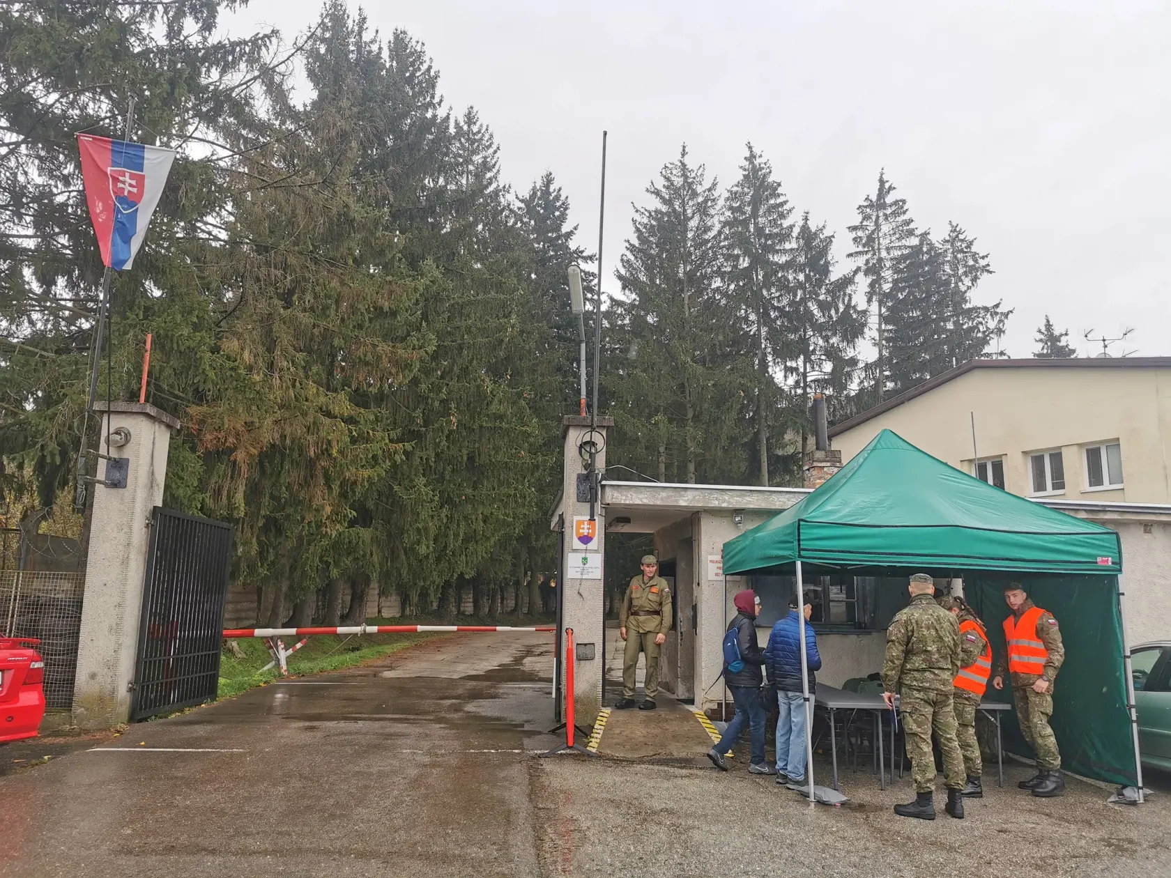 Cintorín sa nachádza v prísne stráženom vojenskom objekte.