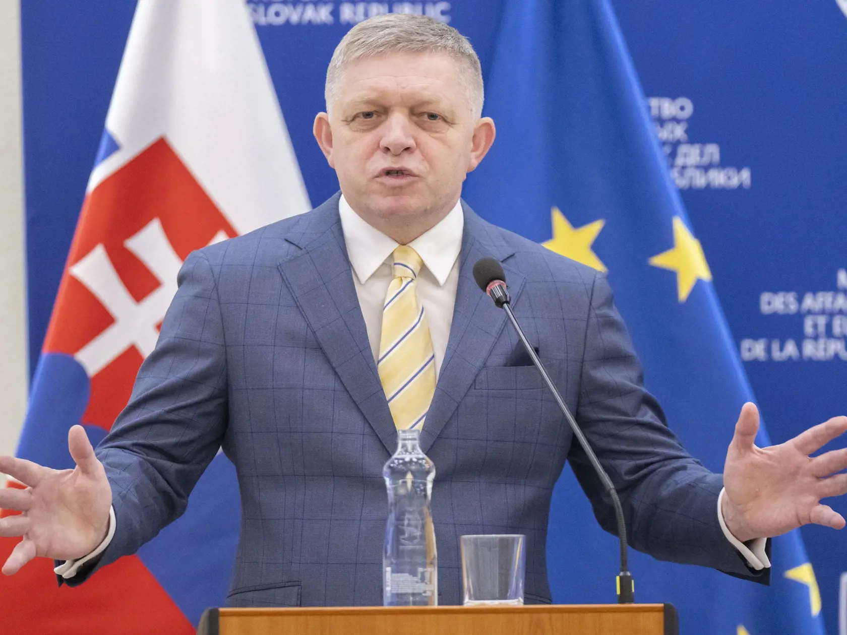 Na snímke predseda vlády SR Robert Fico (Smer-SD) gestikuluje počas príhovoru v rámci novoročného stretnutia s mimoriadnymi a splnomocnenými veľvyslancami akreditovanými pre SR v Bratislave 31. januára 2025. FOTO TASR - Martin Baumann