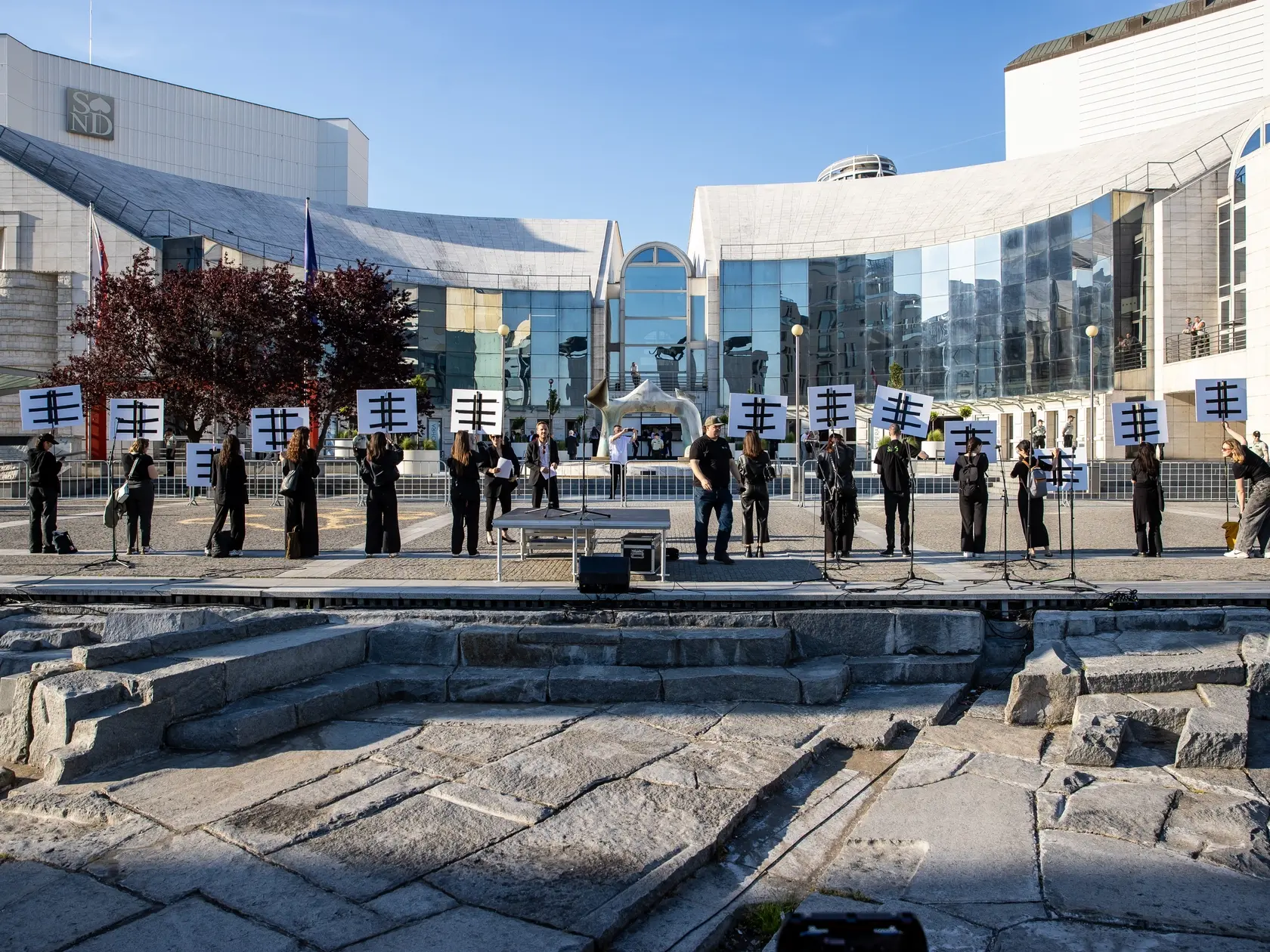 Na snímke protest pred novou budovou Slovenského národného divadla, počas vystúpenia ruskej opernej speváčky Anny Netrebko.