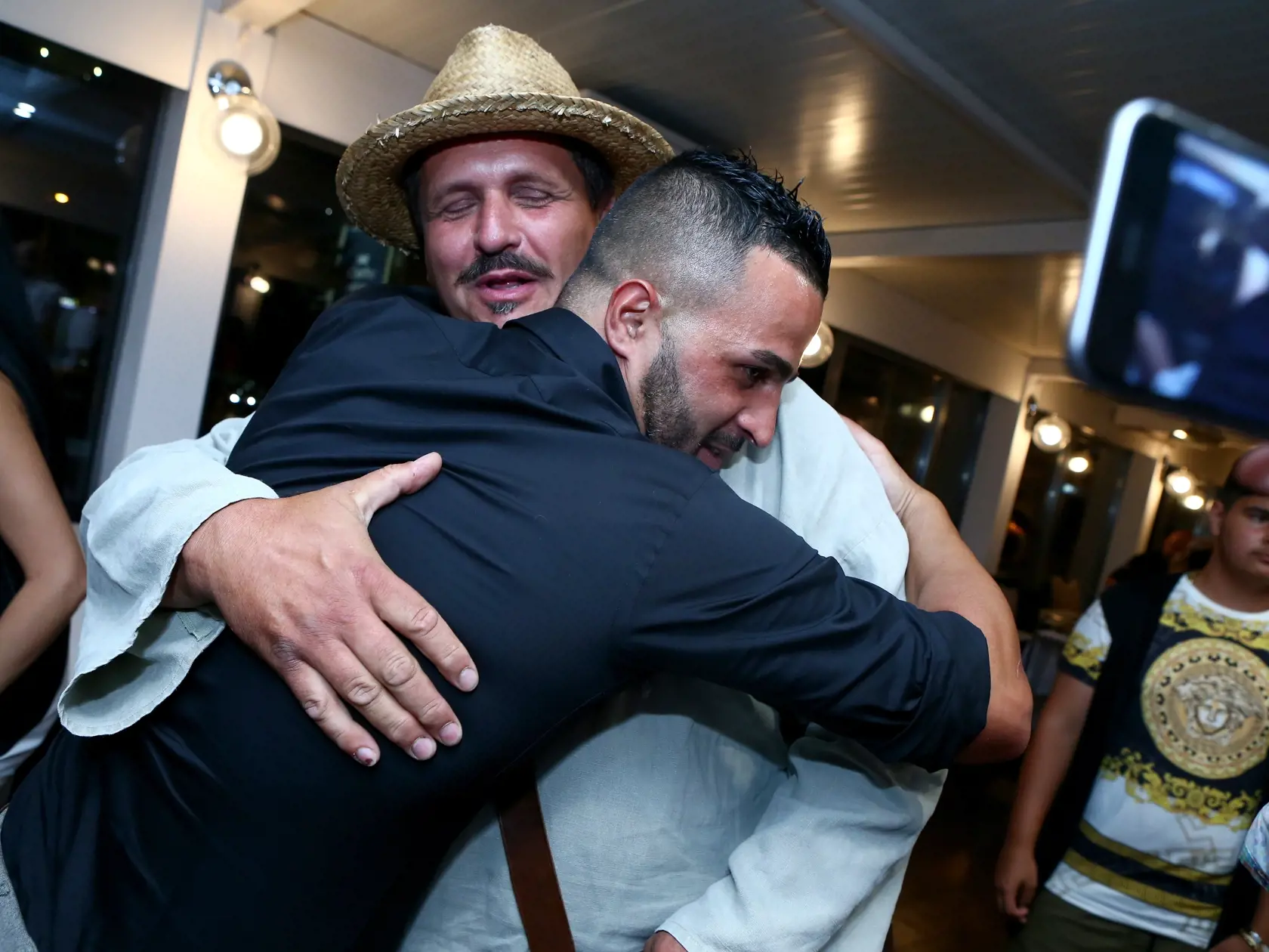 Finalista TV reality show Farma Reza Givili krstil v Bratislave svoj prvy videoklip, ktory nakrutil v spolupraci s Kali Records. Na snimke je Reza Givili a farmar Martin Bagar.