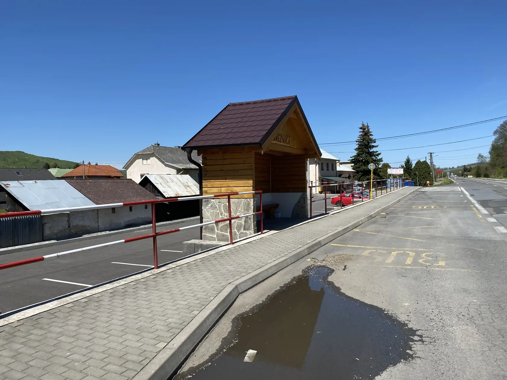 Zastávku autobusov, parkovisko, chodník vybudovala obec Breznica za pomoci nezamestnaných. Projekt za europeniaze bol vyčíslený na 480 eur, starosta ho potrhal a celé to zrealizoval o štvrtinu lacnejšie.