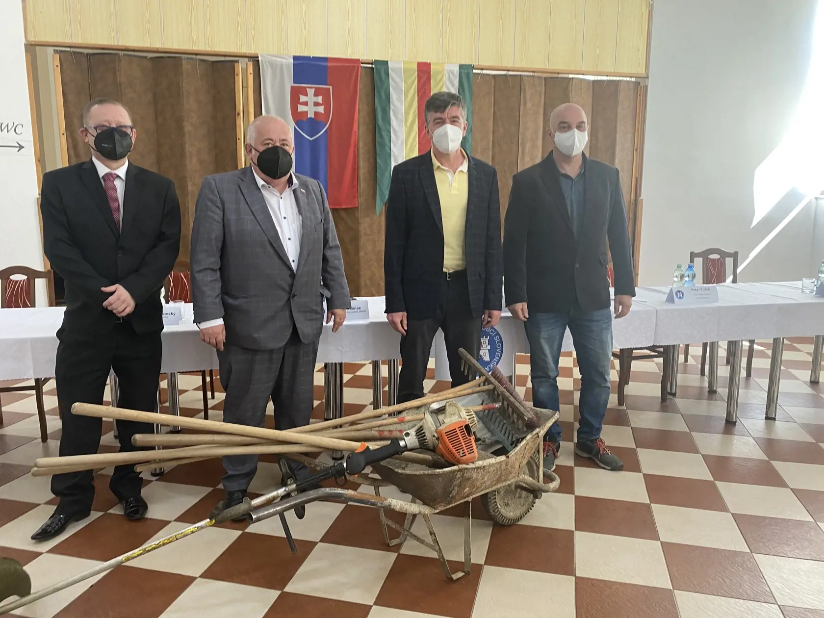 Starostovia poukazujú na problém v politike nezamestnanosti. Na sníme zľava starosta Krásnohorského Podhradia (okres Rožňava) Peter Bollo, Slavomír Brendza z Breznice (okres Stropkov), Peter Tirčák z Čertižného (okres Medzilaborce) a Daniel Lorinc z Kladzian (okres Vranov).