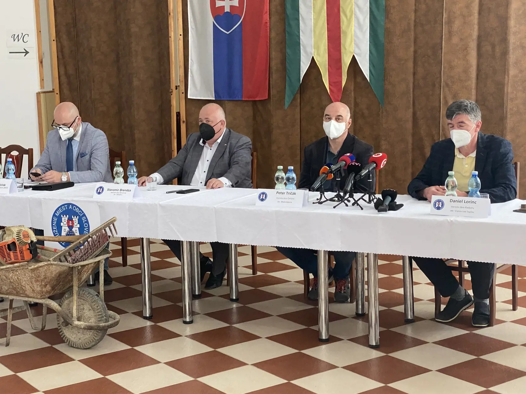 Starostovia z východu a ZMOS žiadajú už rok vládu a jej ministrov a podporu v politike nezamestnanosti v najchudobnejších regiónoch Slovenska pre tých, ktorí nemajú šancu zamestnať sa. Obce sú totiž často jedinou možnosť pre mnohých miestnych ako získať prácu a aspoň trochu si vylepšiť finančnú situáciu.
