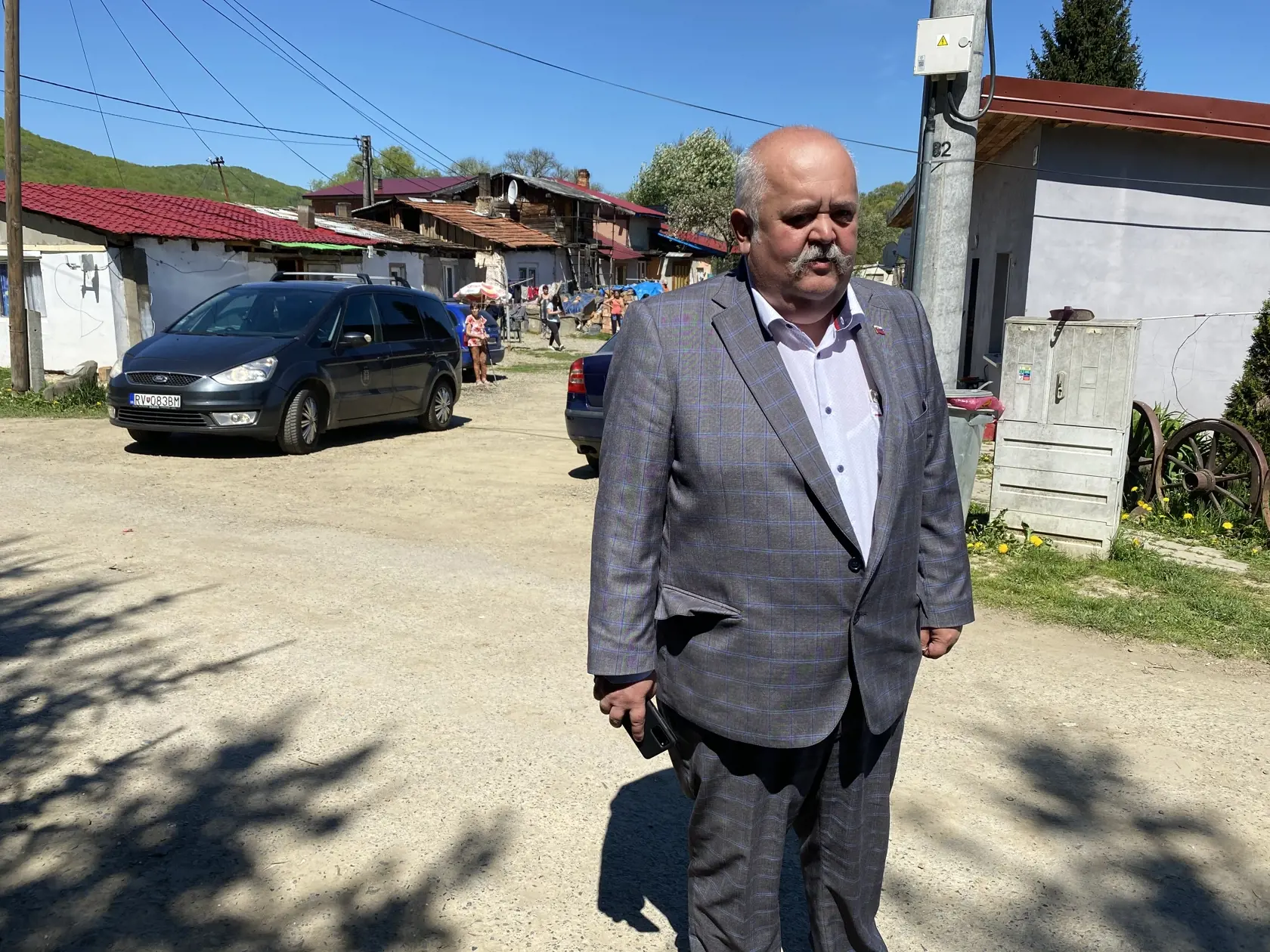 Starosta Breznice Slavomír Brendza pred rómskou osadou. Zamestnával nezamestnaných odtiaľ, s ich prácou bol spokojný. A oni jemu vďační za to, že si mohli privyrobiť.