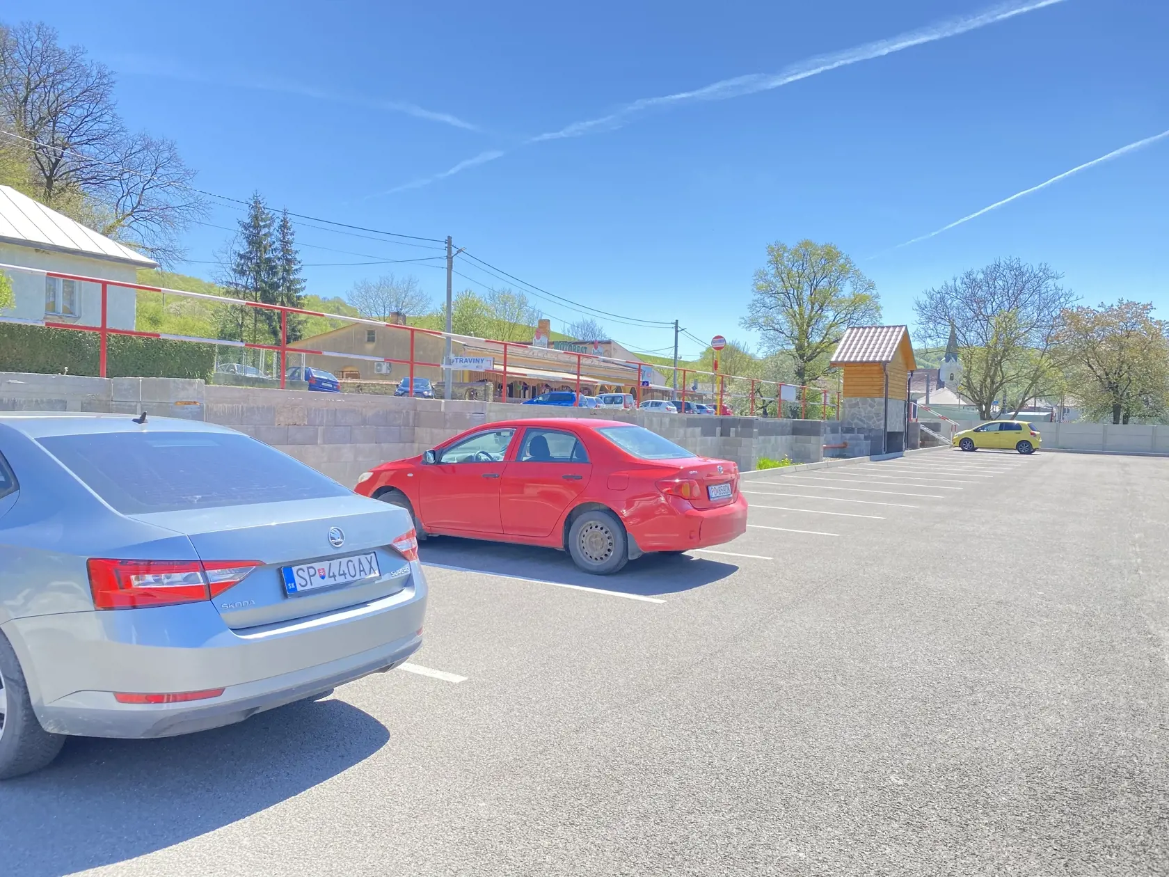 Zastávku autobusov, parkovisko, chodník vybudovala obec Breznica za pomoci nezamestnaných. Projekt za europeniaze bol vyčíslený na 480 eur, starosta ho potrhal a celé to zrealizoval o štvrtinu lacnejšie.