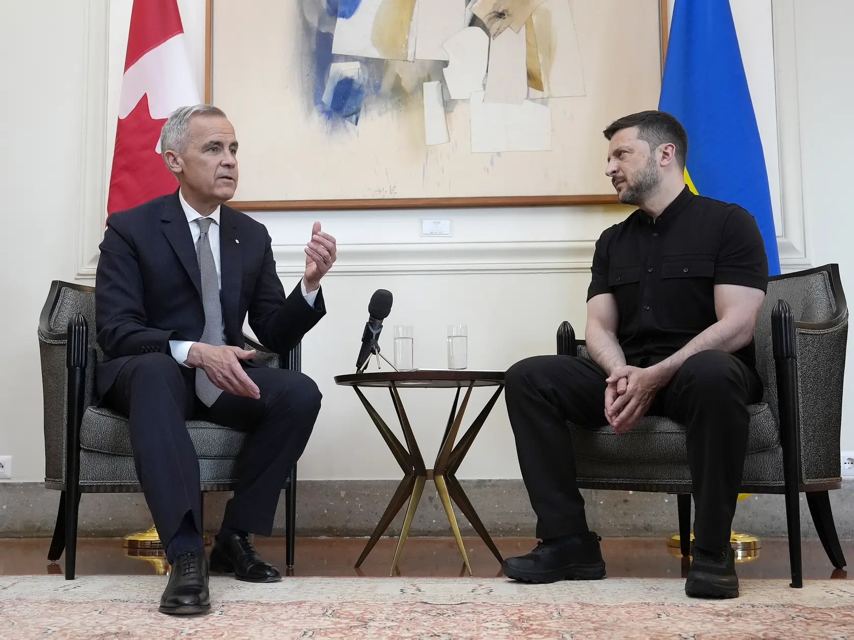 Kanadský premiér Mark Carney (vľavo) a ukrajinský prezident Volodymyr Zelenskyj počas stretnutia v Ríme 17. mája 2025. FOTO TASR/AP