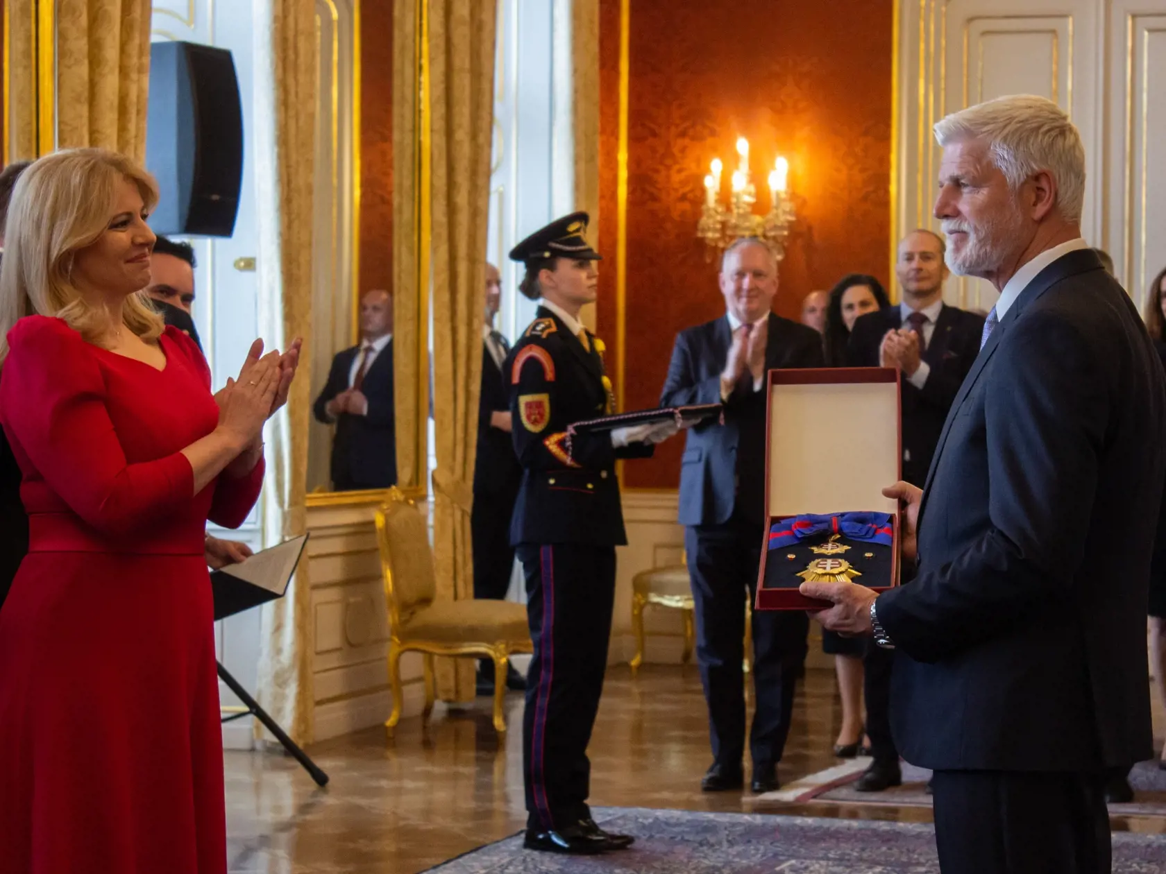 Čaputovej zároveň udelil najvyššie české štátne vyznamenanie Rad Bieleho leva občianskej skupiny I. triedy, a to za obzvlášť vynikajúce zásluhy v prospech ČR.