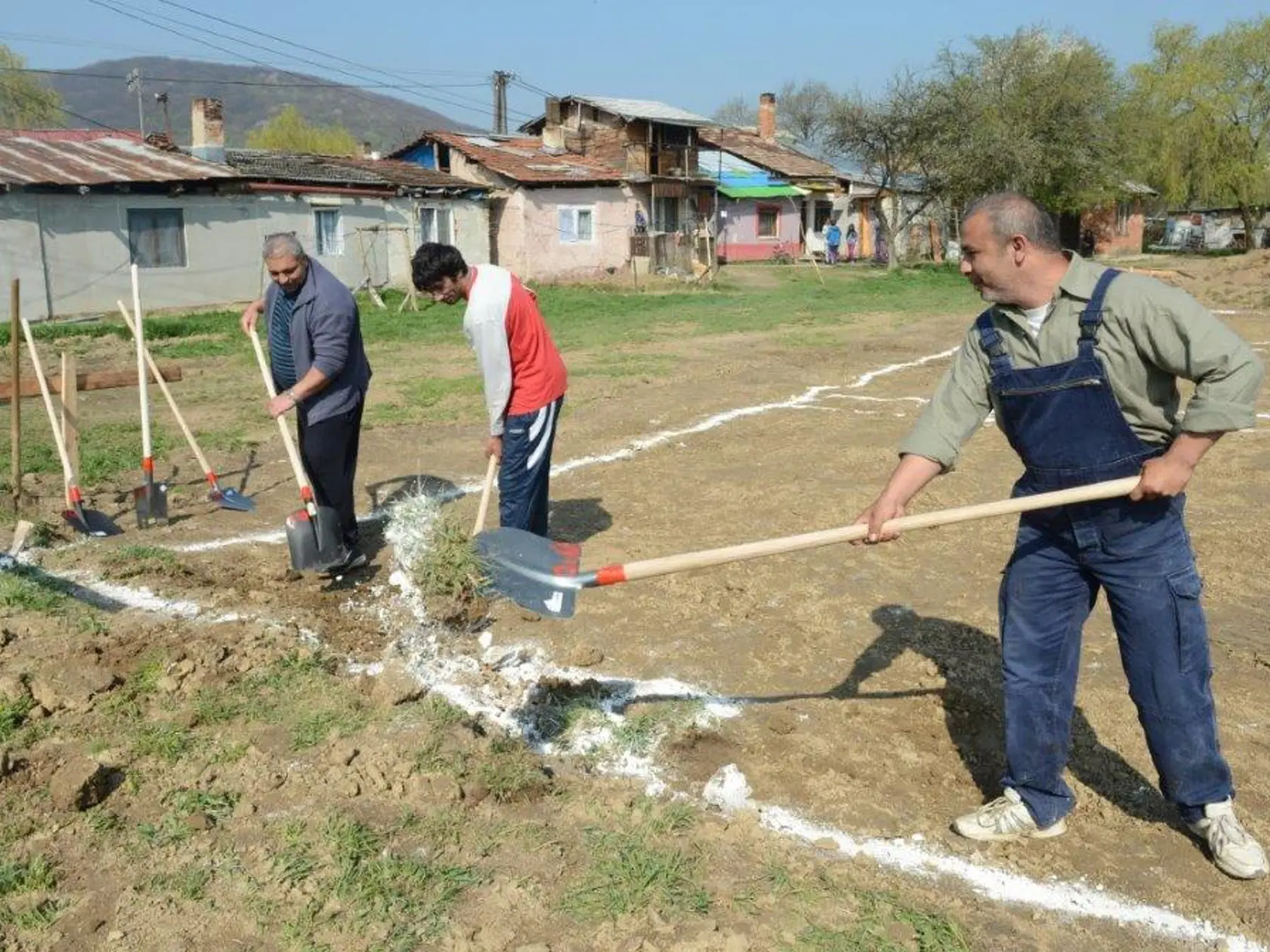 Nezamestnaní boli v Breznici (okres Stropkov) prínosom pre obec. A oni vďaka tomu, že ich starosta cez úrad práce zamestnal a štát prispel na ich mzdu, si dokázali vylepšiť rodinné rozpočty a žilo sa im ľahšie. V regióne s veľkou nezamestnanosťou inú šancu na prácu nemajú.