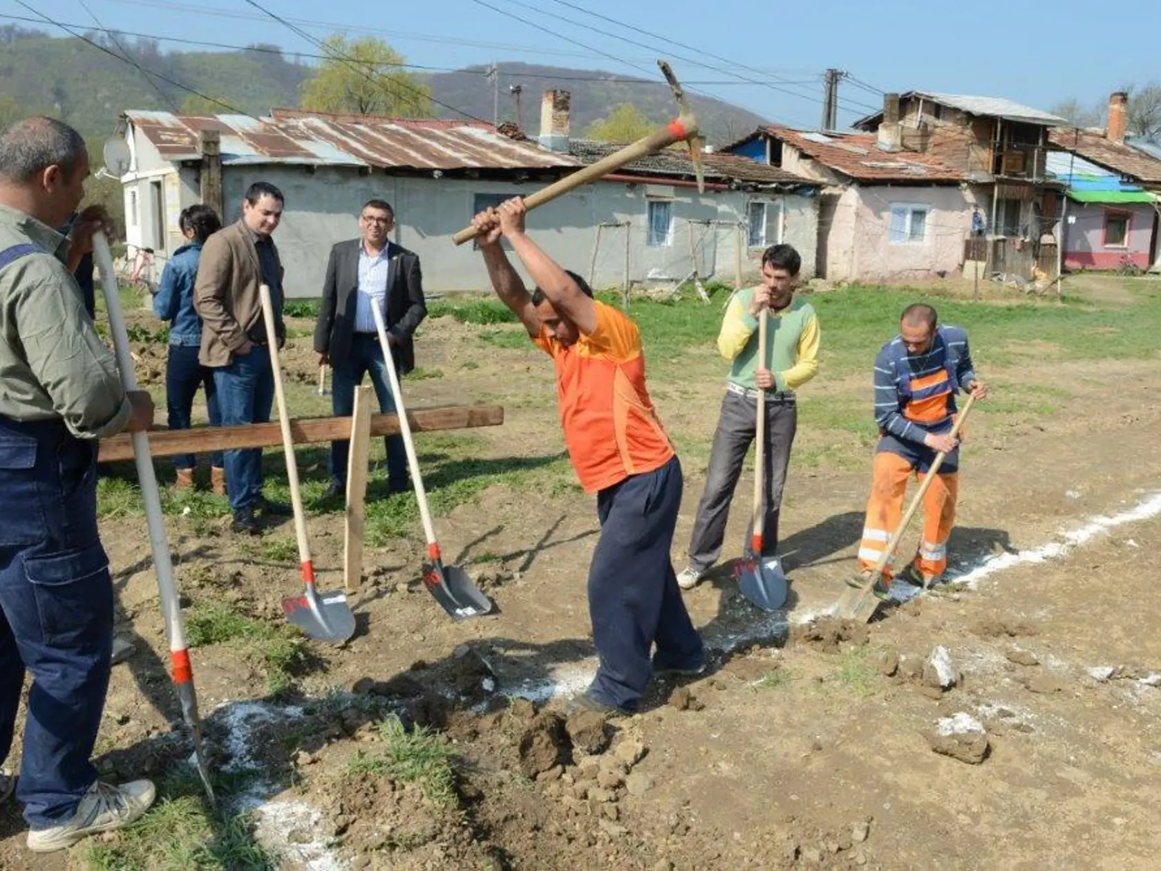 Nezamestnaní boli v Breznici (okres Stropkov) prínosom pre obec. A oni vďaka tomu, že ich starosta cez úrad práce zamestnal a štát prispel na ich mzdu, si dokázali vylepšiť rodinné rozpočty a žilo sa im ľahšie. V regióne s veľkou nezamestnanosťou inú šancu na prácu nemajú.