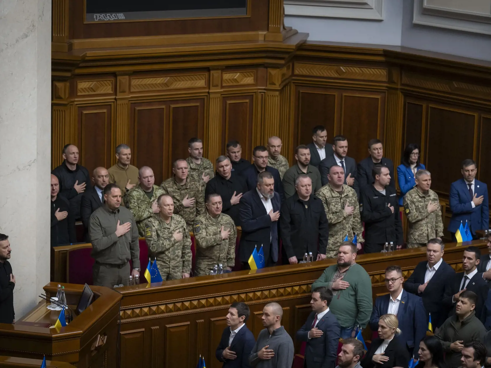 WA 49 Kyjev - Ukrajinský prezident Volodymyr Zelenskyj (vľavo) počúva štátnu hymnu pred predstavením svojho takzvaného víťazného plánu na ukončenie vojny s Ruskom na mimoriadnom zasadnutí parlamentu v Kyjeve v stredu 16. októbra 2024. FOTO TASR/AP
                                                    

In this photo provided by the Press Service Of The President Of Ukraine on Oct. 16, 2024, Ukraine's President Volodymyr Zelenskyy listens to the national anthem before his speech at Verkhovna Rada in Kyiv, Ukraine. (Press Service Of The President Of Ukraine via AP)