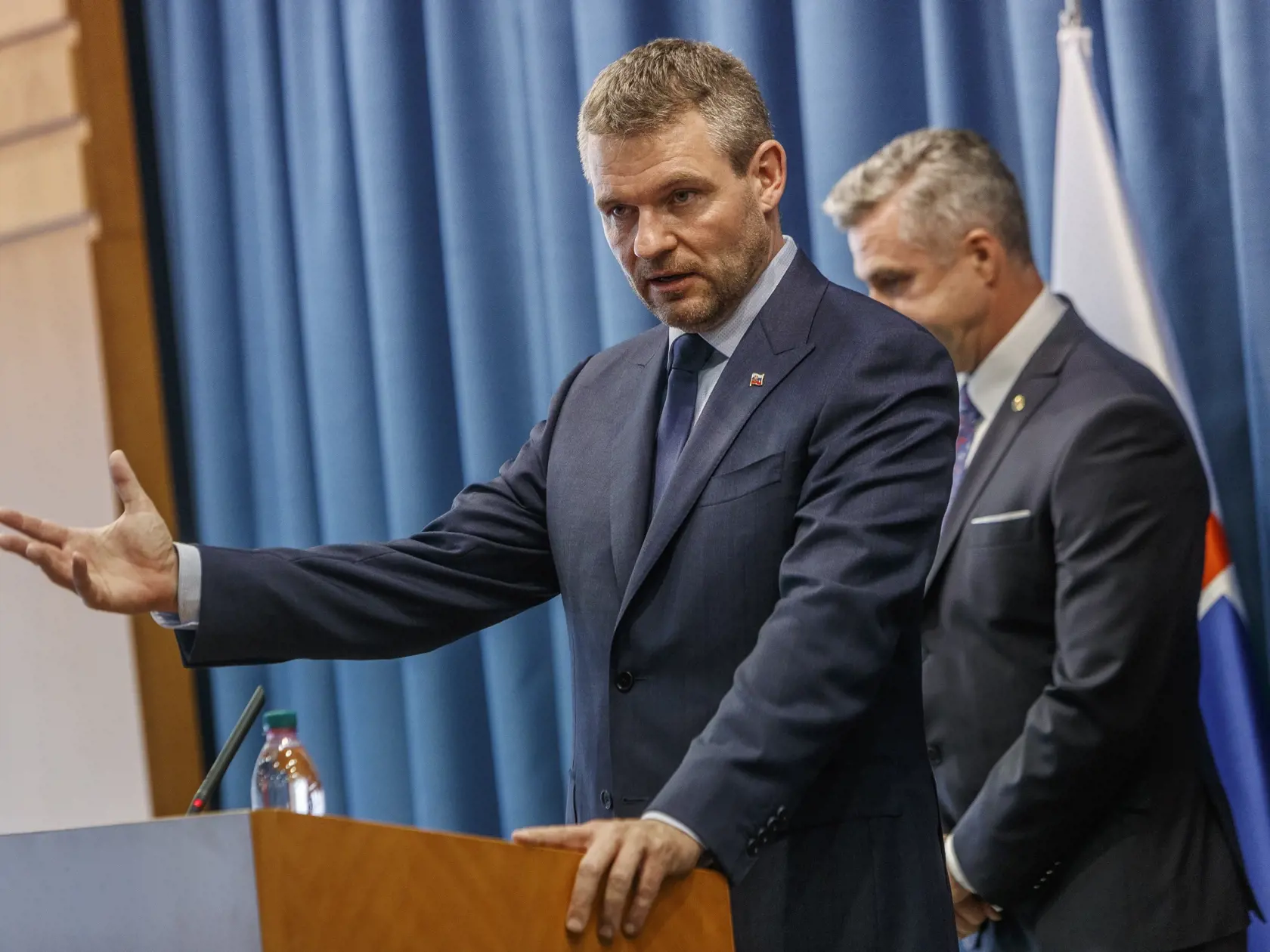 Predseda vlády SR a dočasný minister vnútra Peter Pellegrini a prezident Policajného zboru SR Tibor Gašpar počas tlačovej konferencie, na ktorej premiér oznámil, že Gašpar skončí vo funkcii prezidenta policajného zboru najneskôr koncom mája 2018.