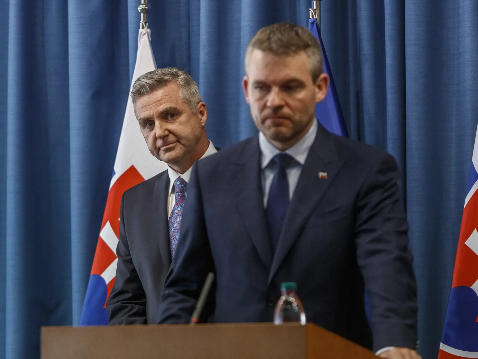 Predseda vlády SR a dočasný minister vnútra Peter Pellegrini a prezident Policajného zboru SR Tibor Gašpar počas tlačovej konferencie, na ktorej premiér oznámil, že Gašpar skončí vo funkcii prezidenta policajného zboru najneskôr koncom mája 2018.